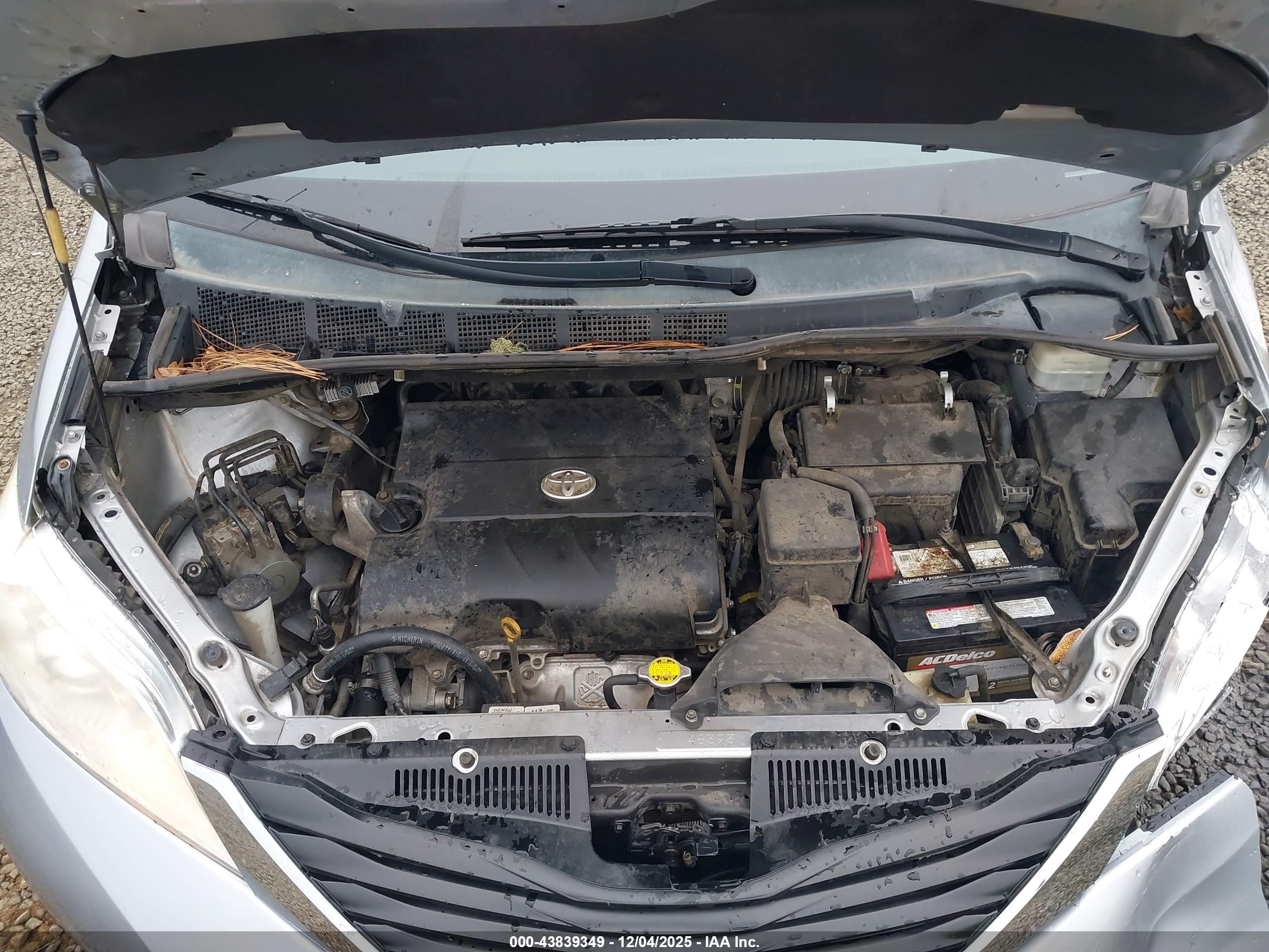 TOYOTA SIENNA image 10