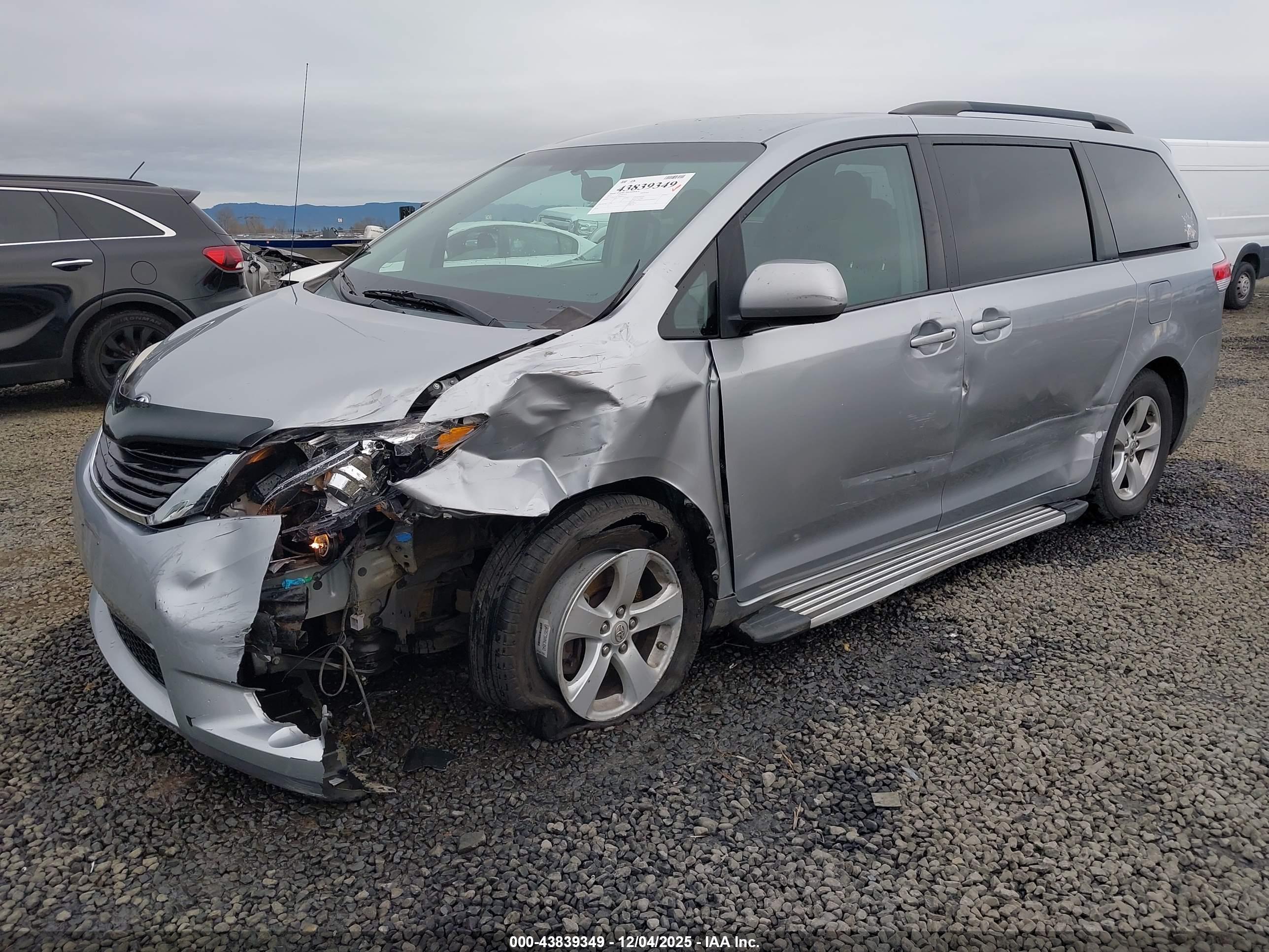 TOYOTA SIENNA image 2