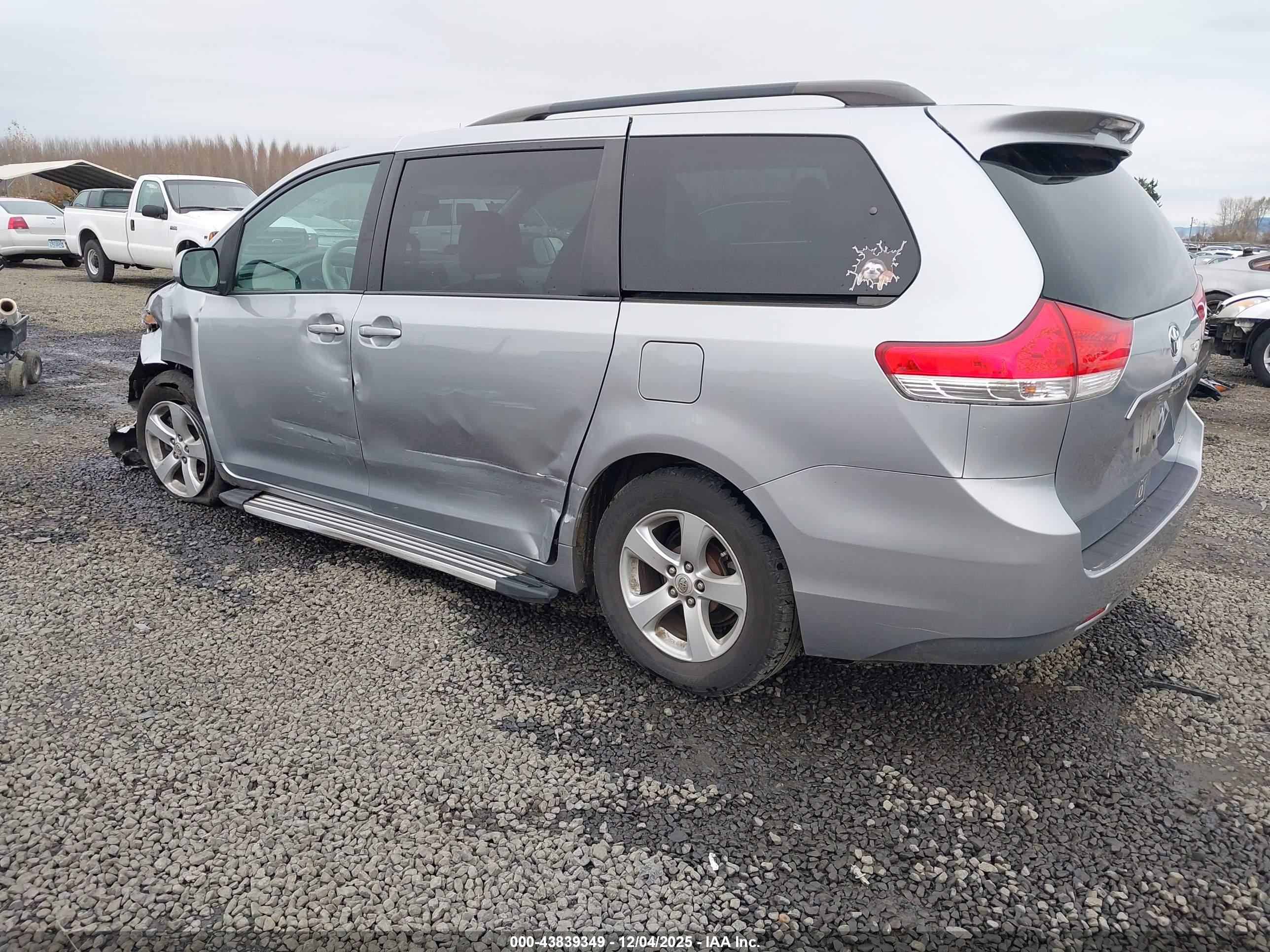 TOYOTA SIENNA image 3
