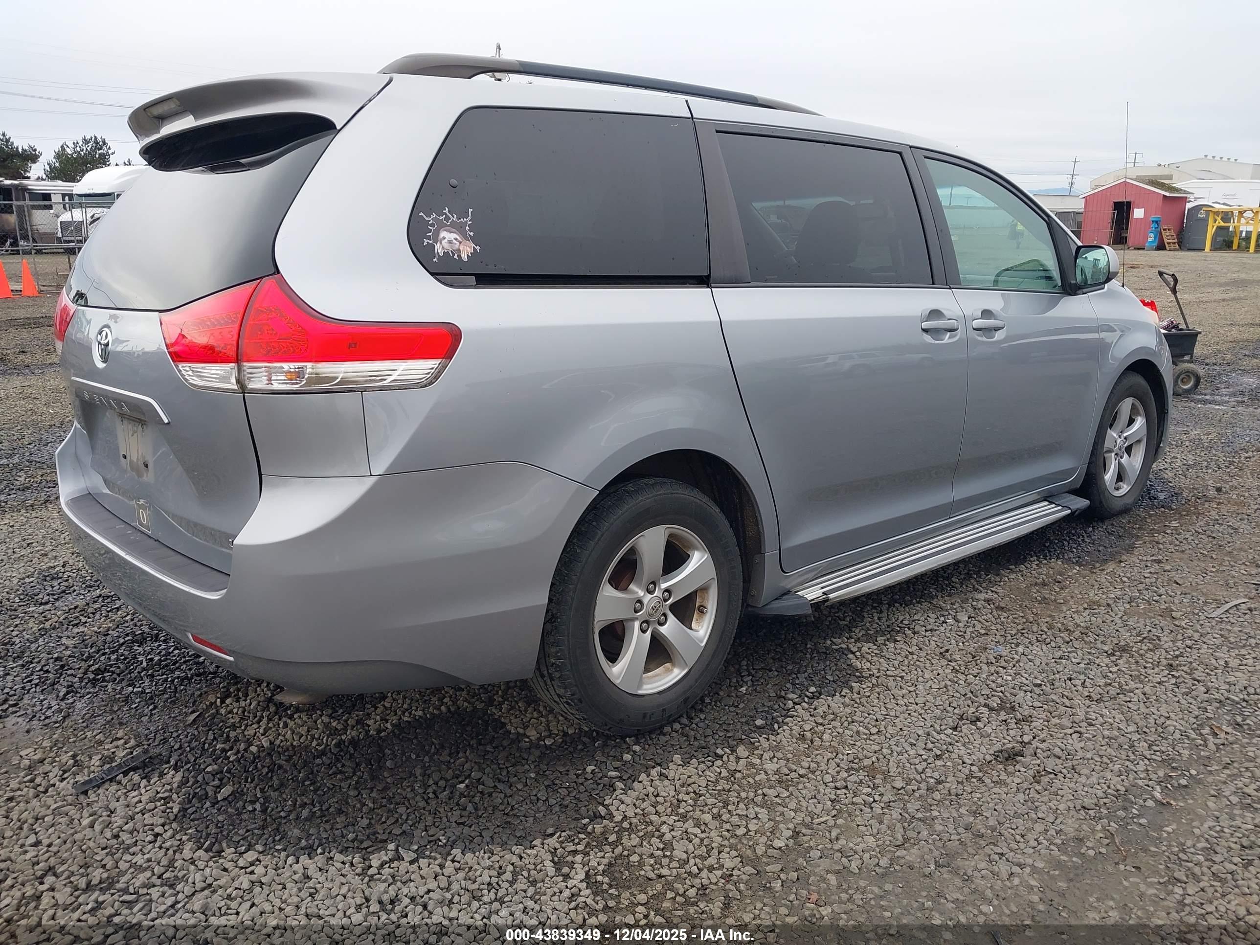 TOYOTA SIENNA image 4