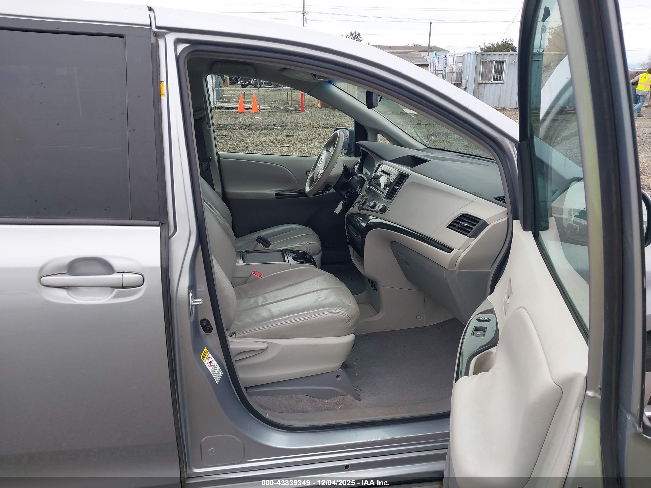 TOYOTA SIENNA image 5