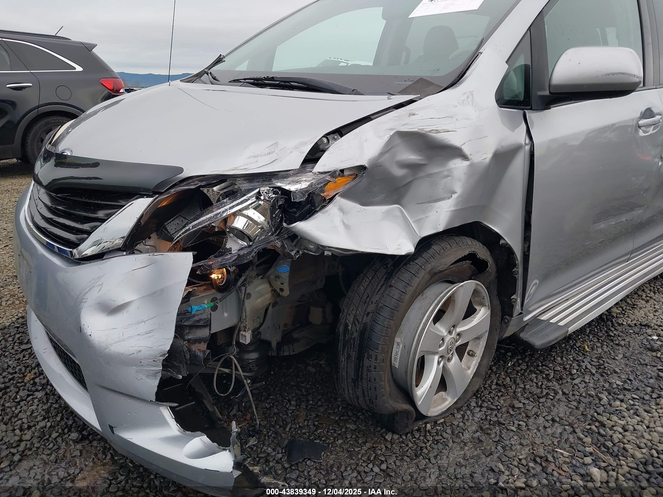 TOYOTA SIENNA image 6