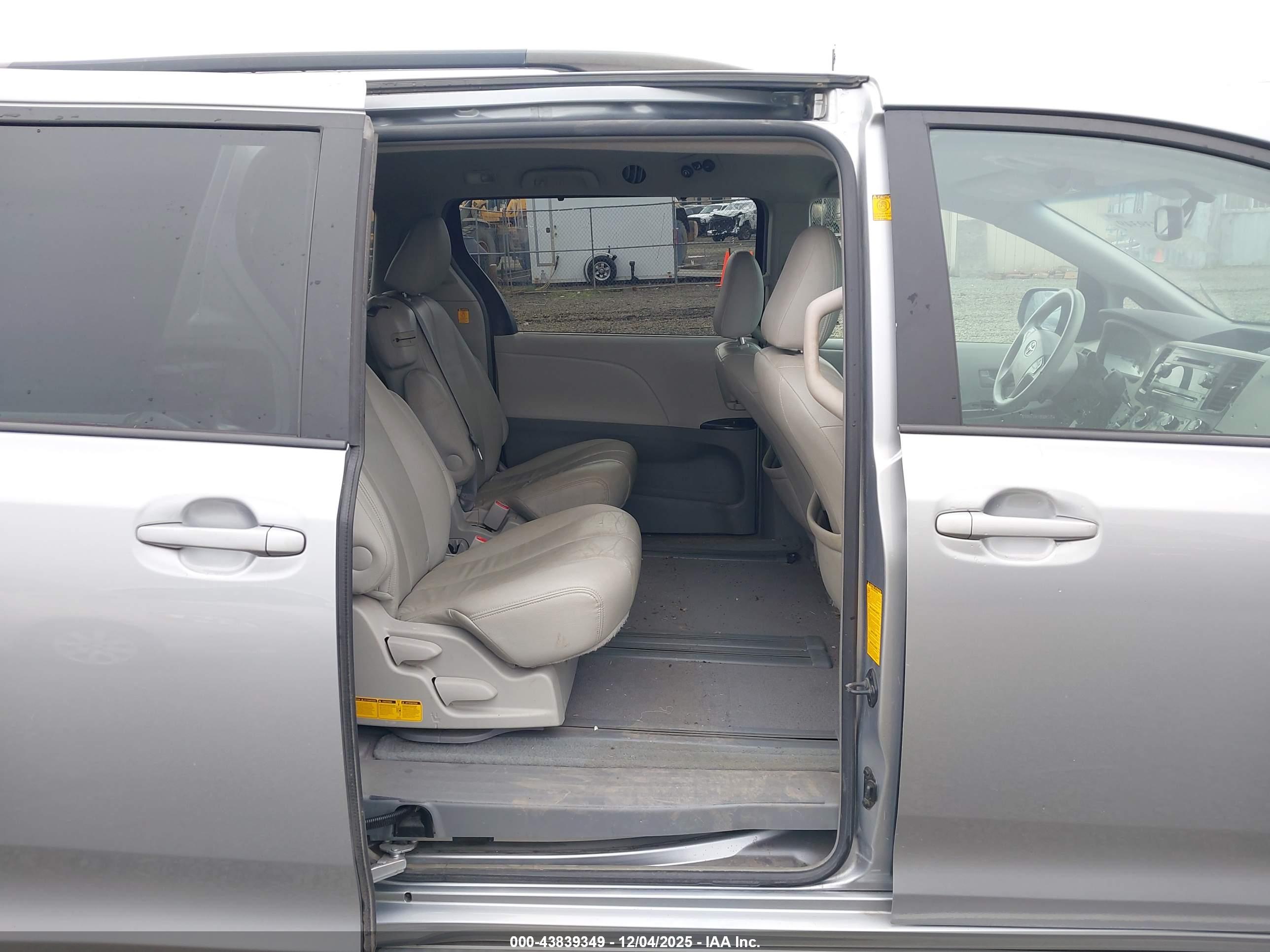 TOYOTA SIENNA image 8