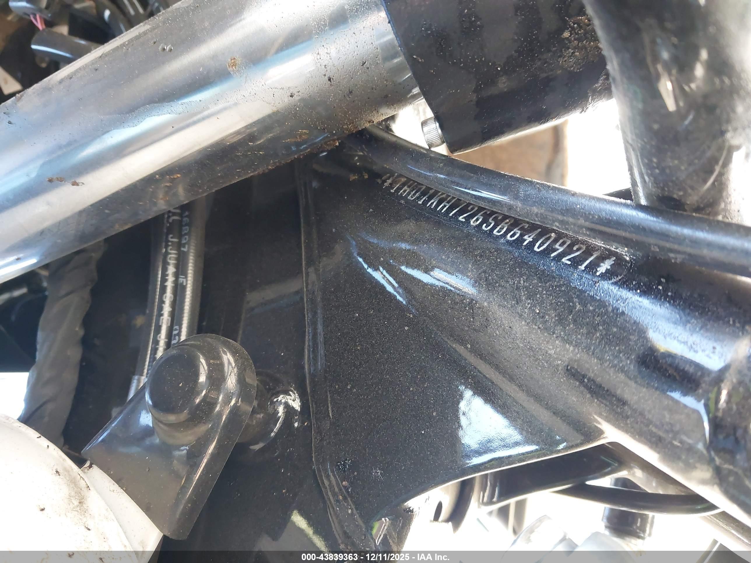HARLEY-DAVIDSON FLTRX image 10