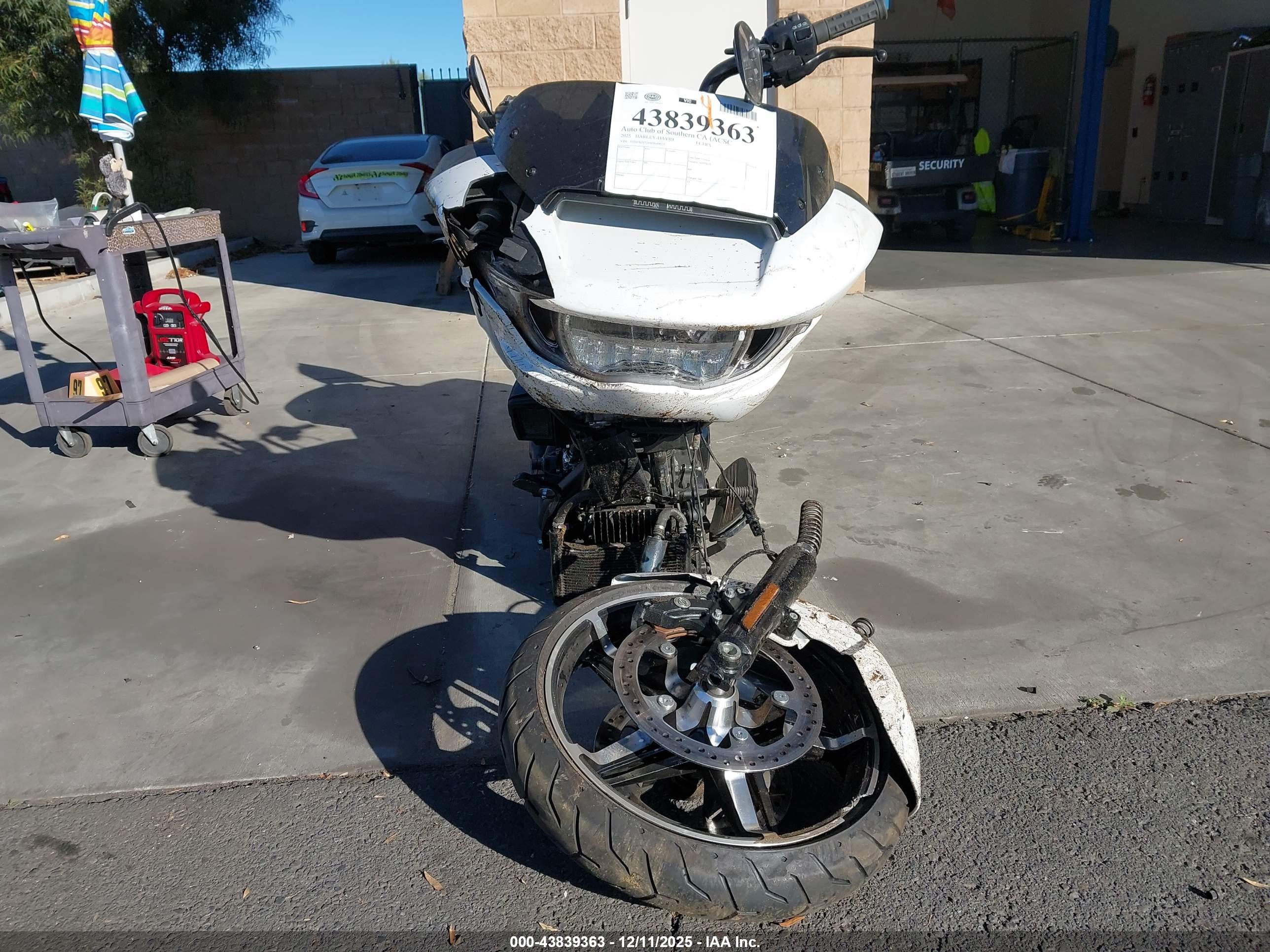 HARLEY-DAVIDSON FLTRX image 5