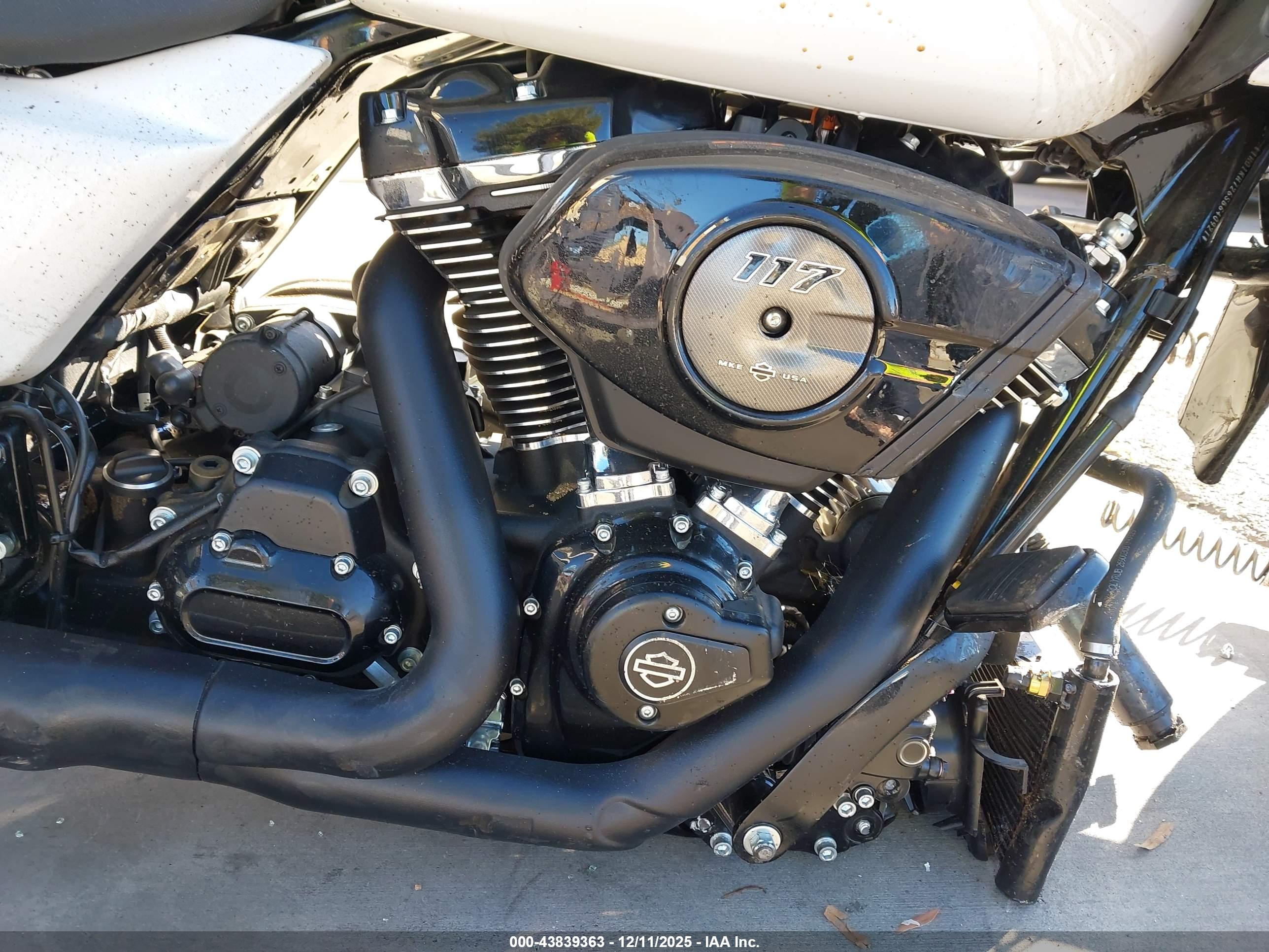 HARLEY-DAVIDSON FLTRX image 8