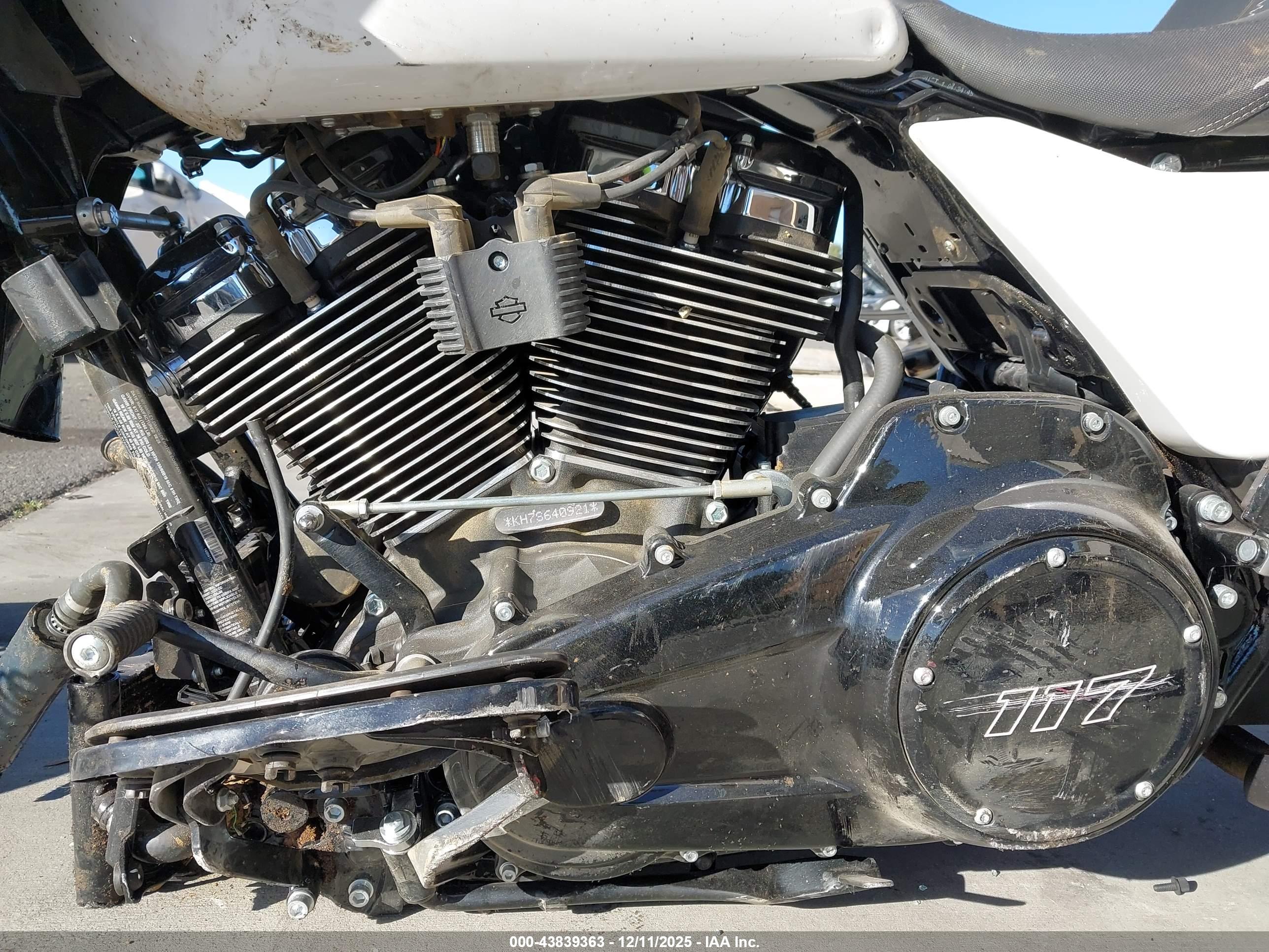 HARLEY-DAVIDSON FLTRX image 9