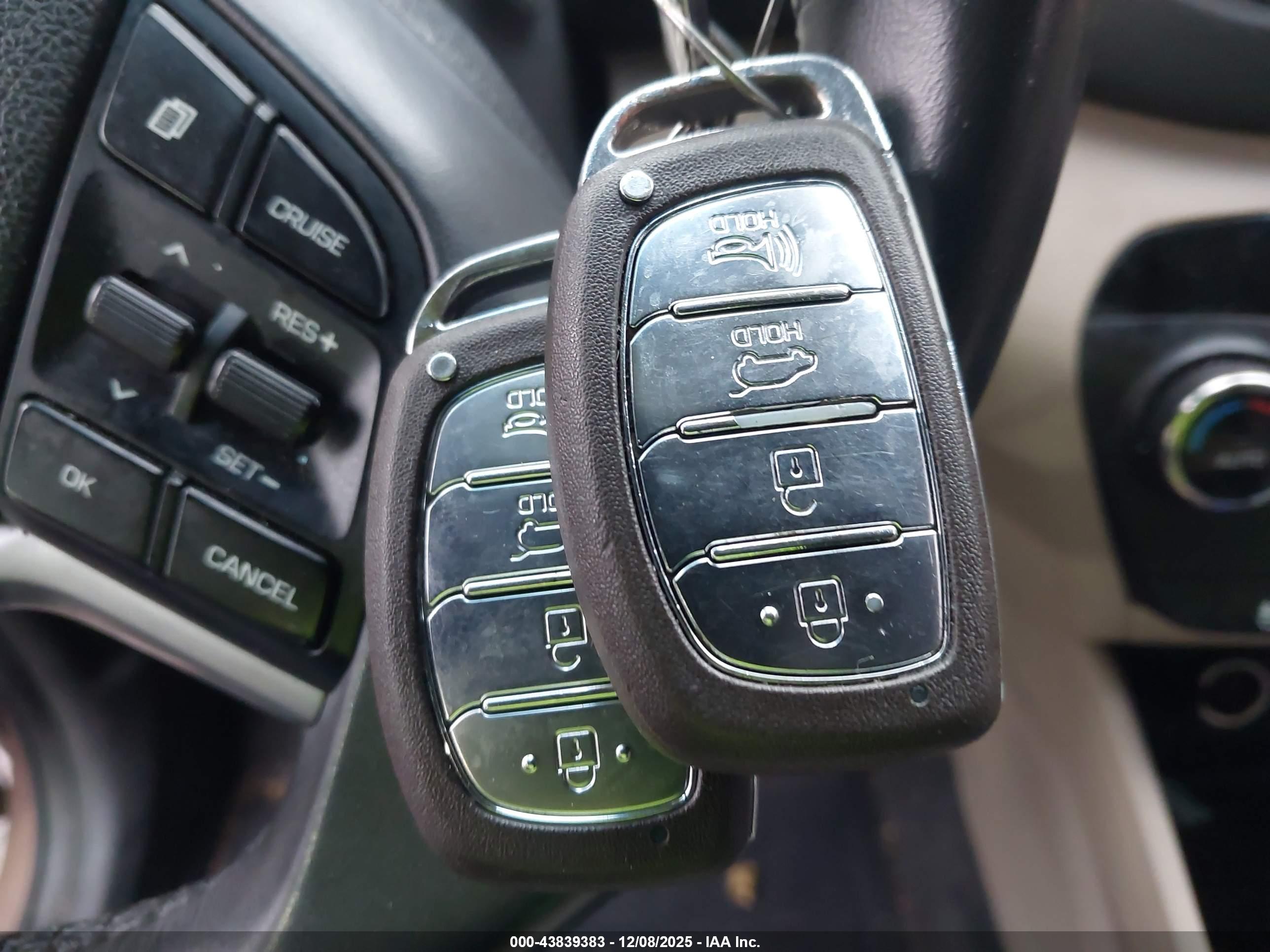 HYUNDAI TUCSON image 11