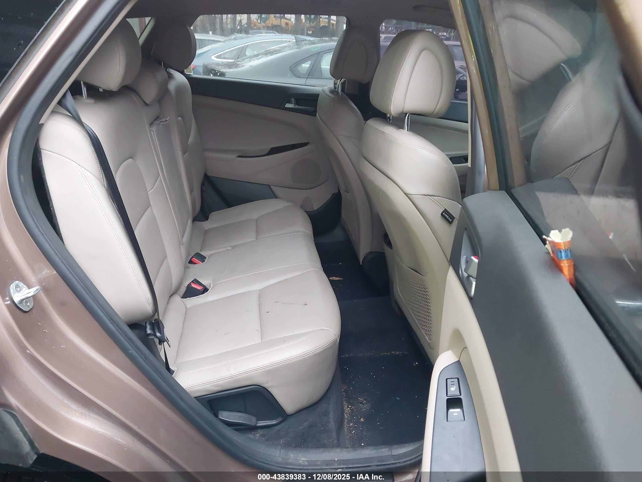 HYUNDAI TUCSON image 8