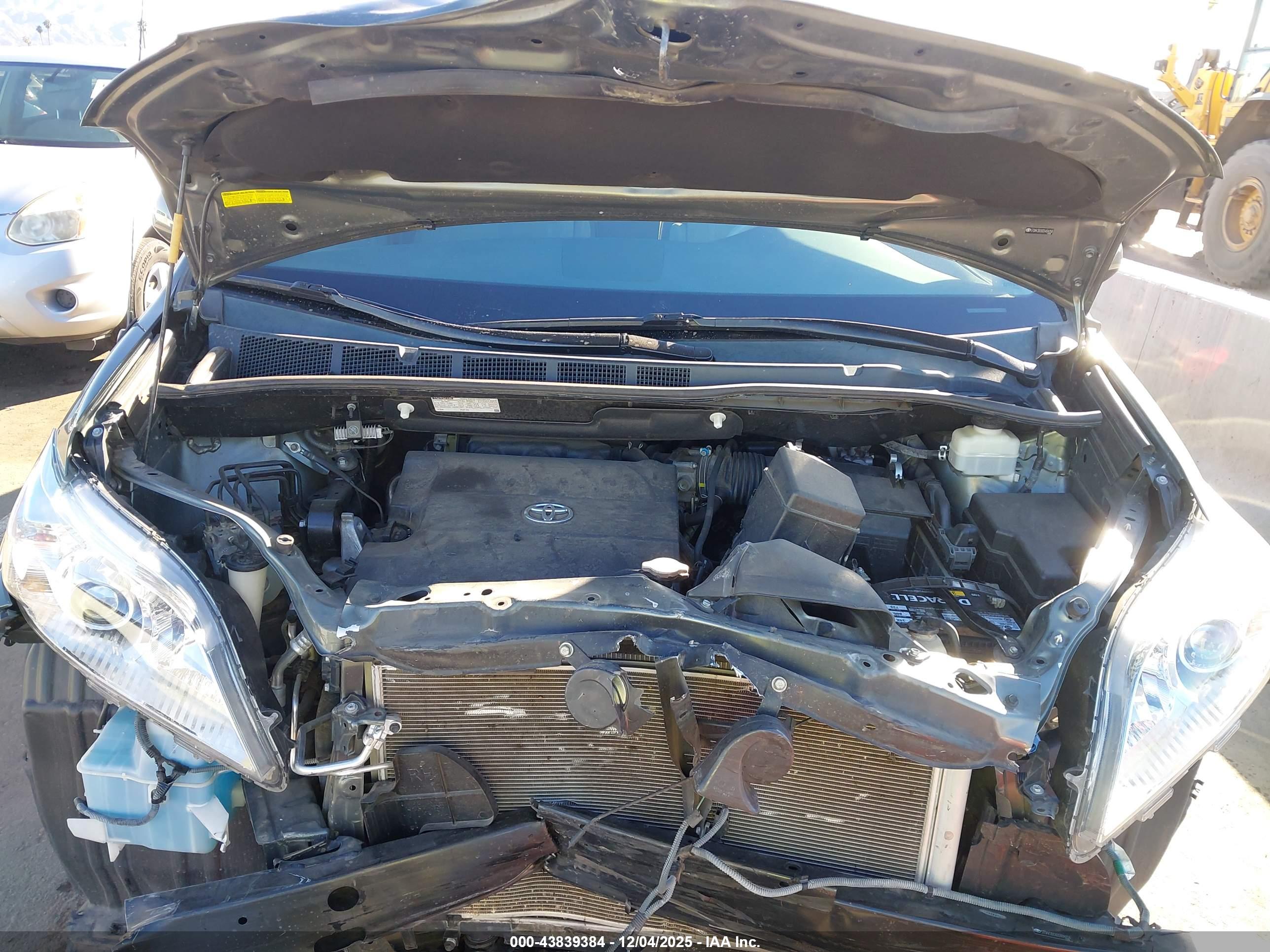 TOYOTA SIENNA image 10