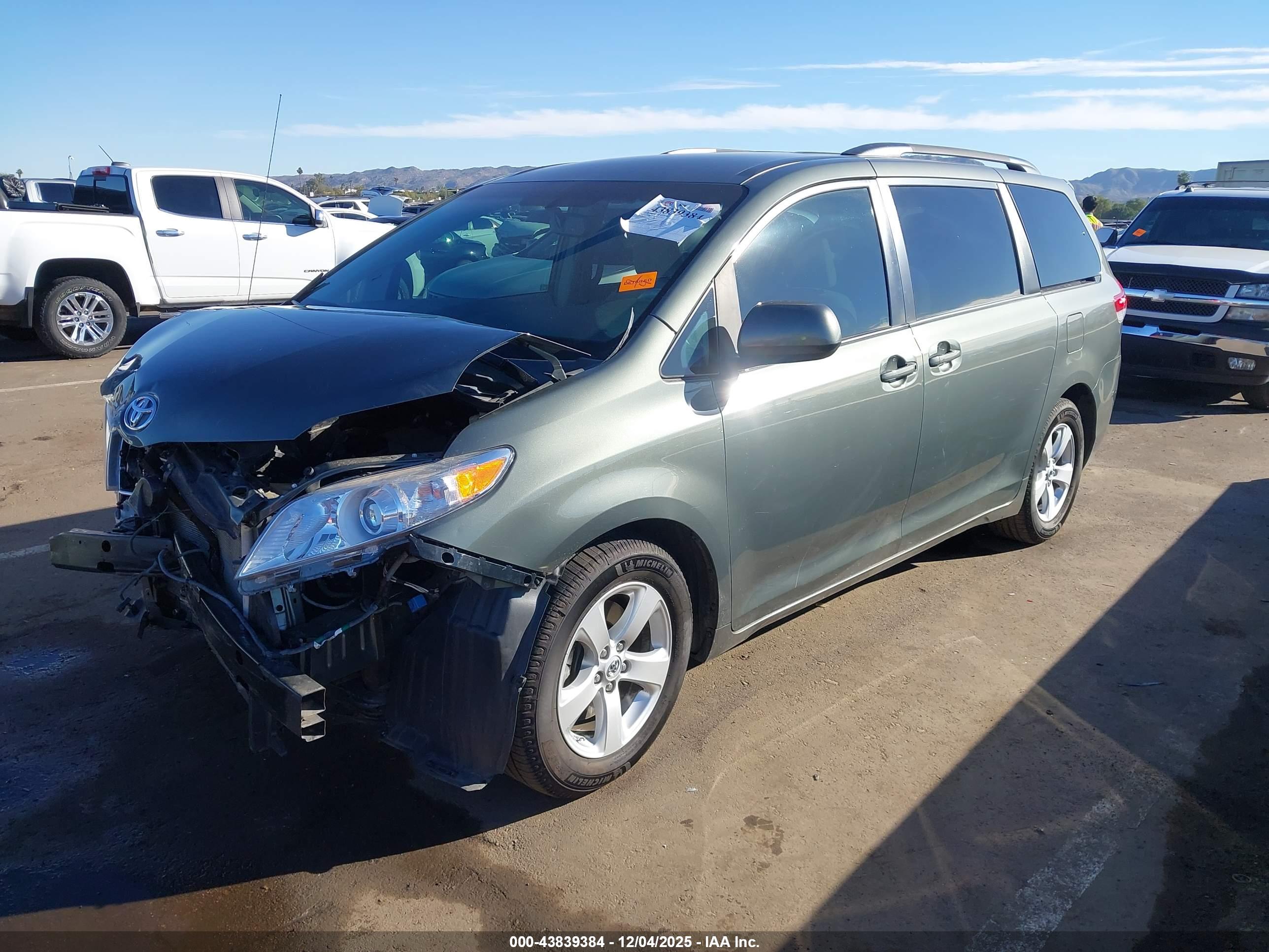 TOYOTA SIENNA image 2