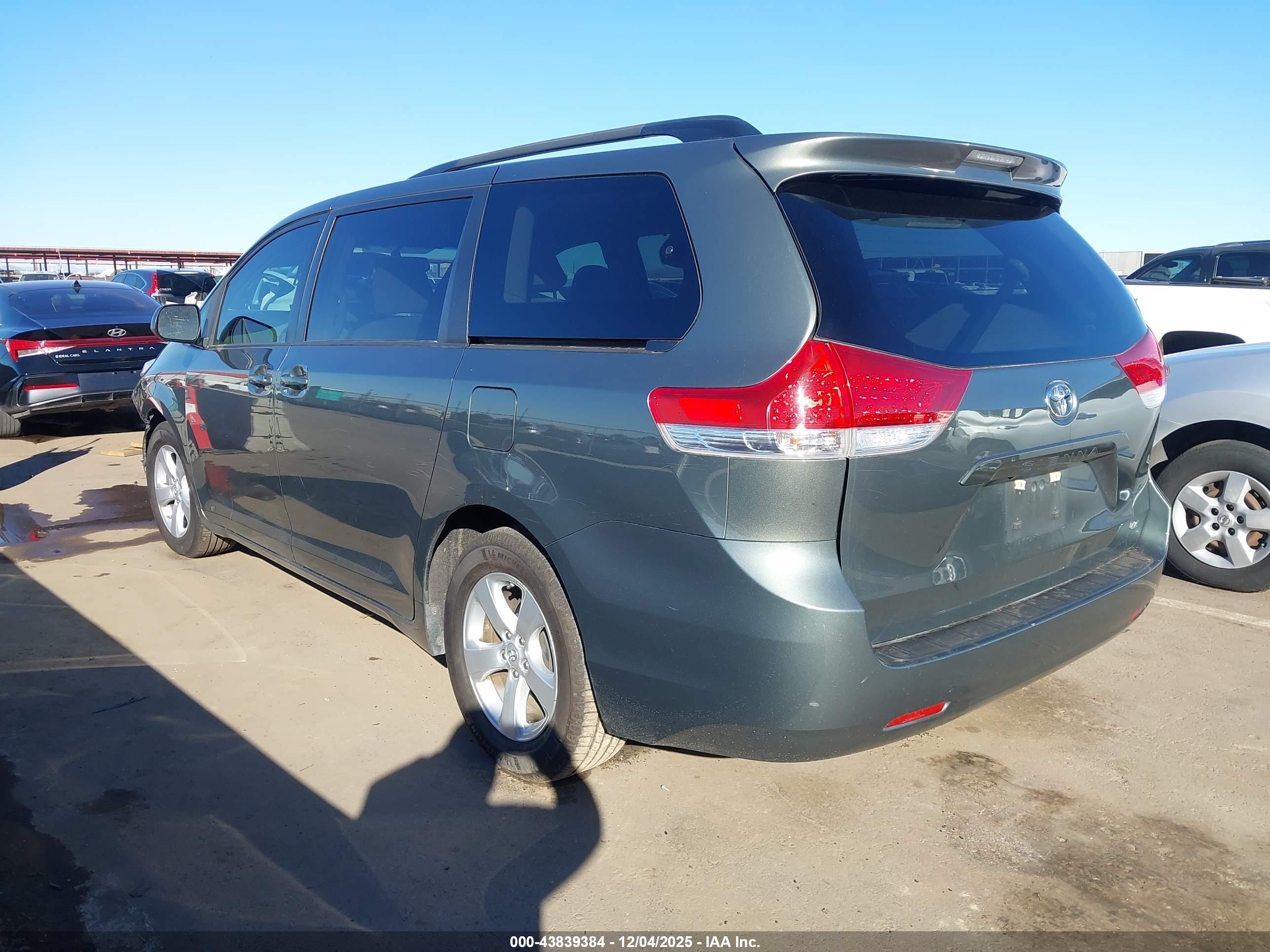 TOYOTA SIENNA image 3