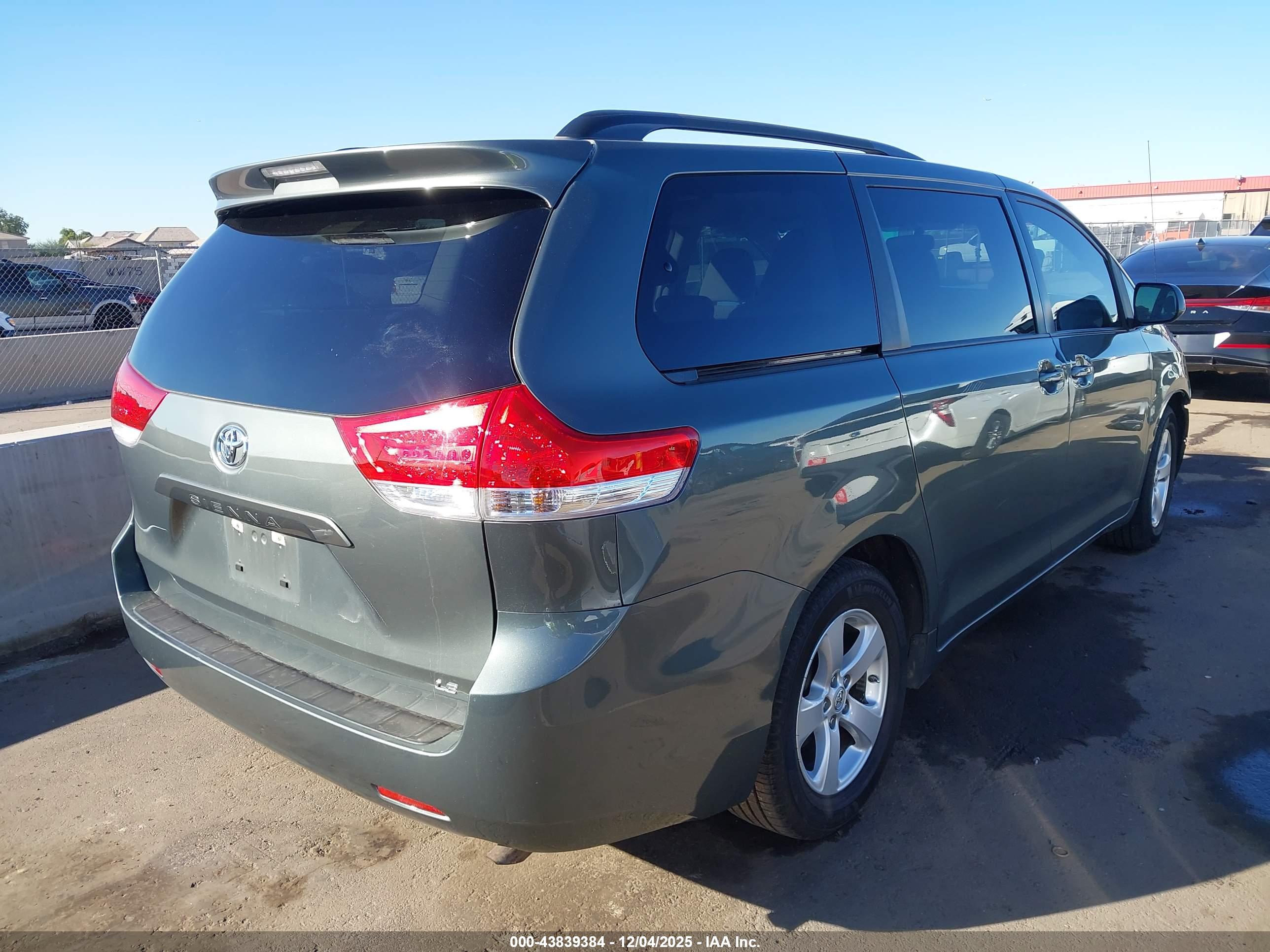 TOYOTA SIENNA image 4