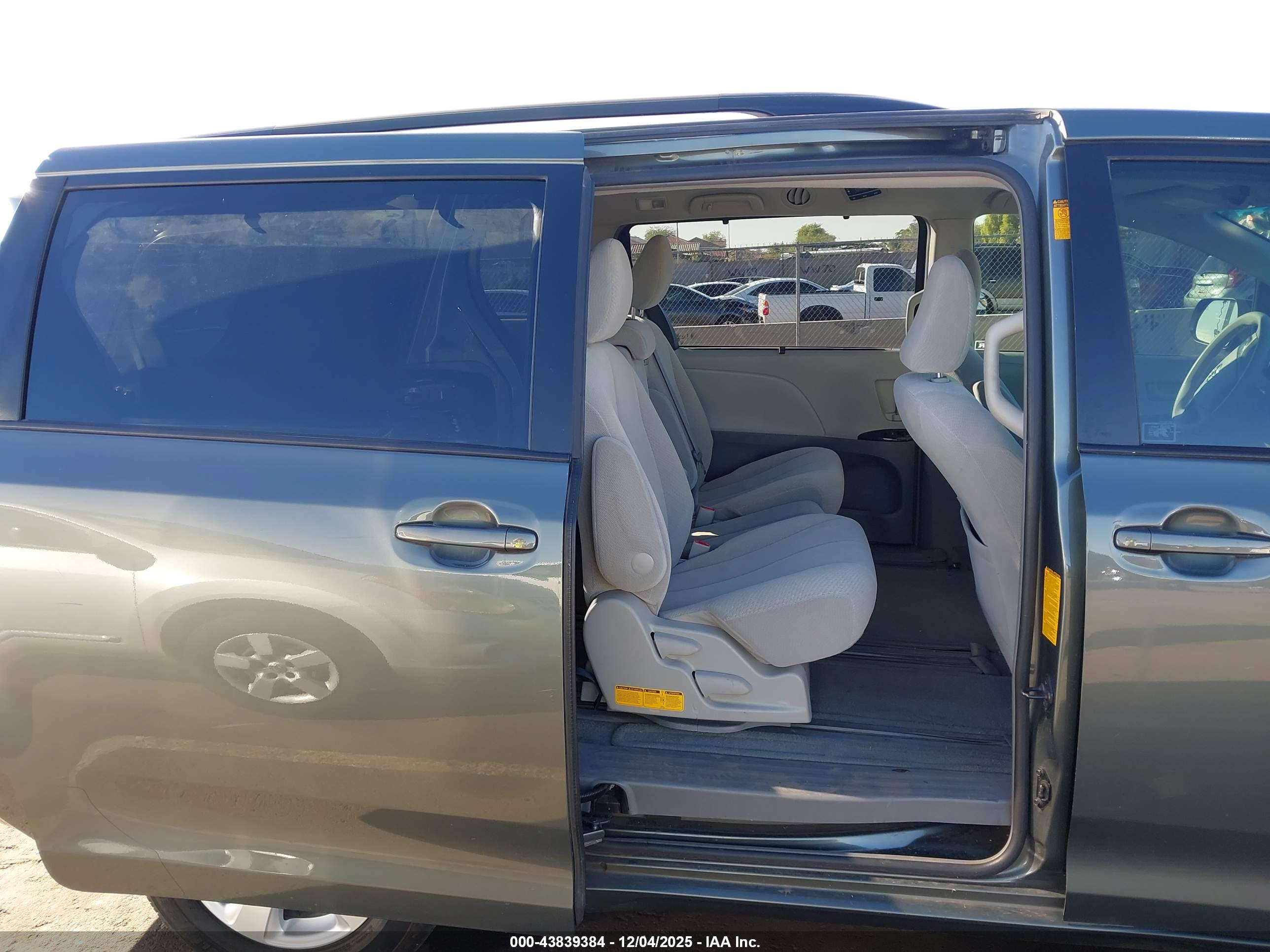 TOYOTA SIENNA image 8