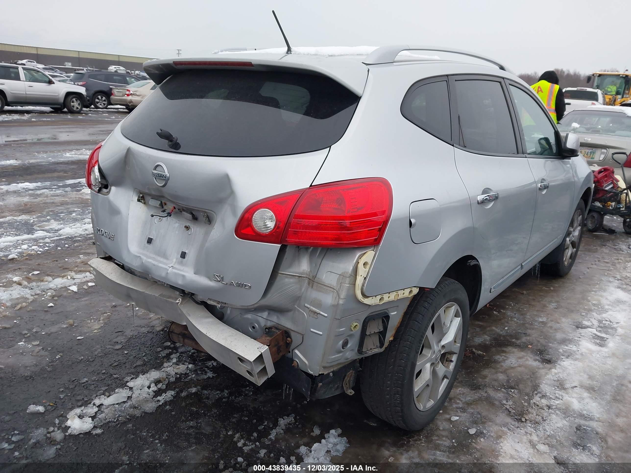 NISSAN ROGUE image 4
