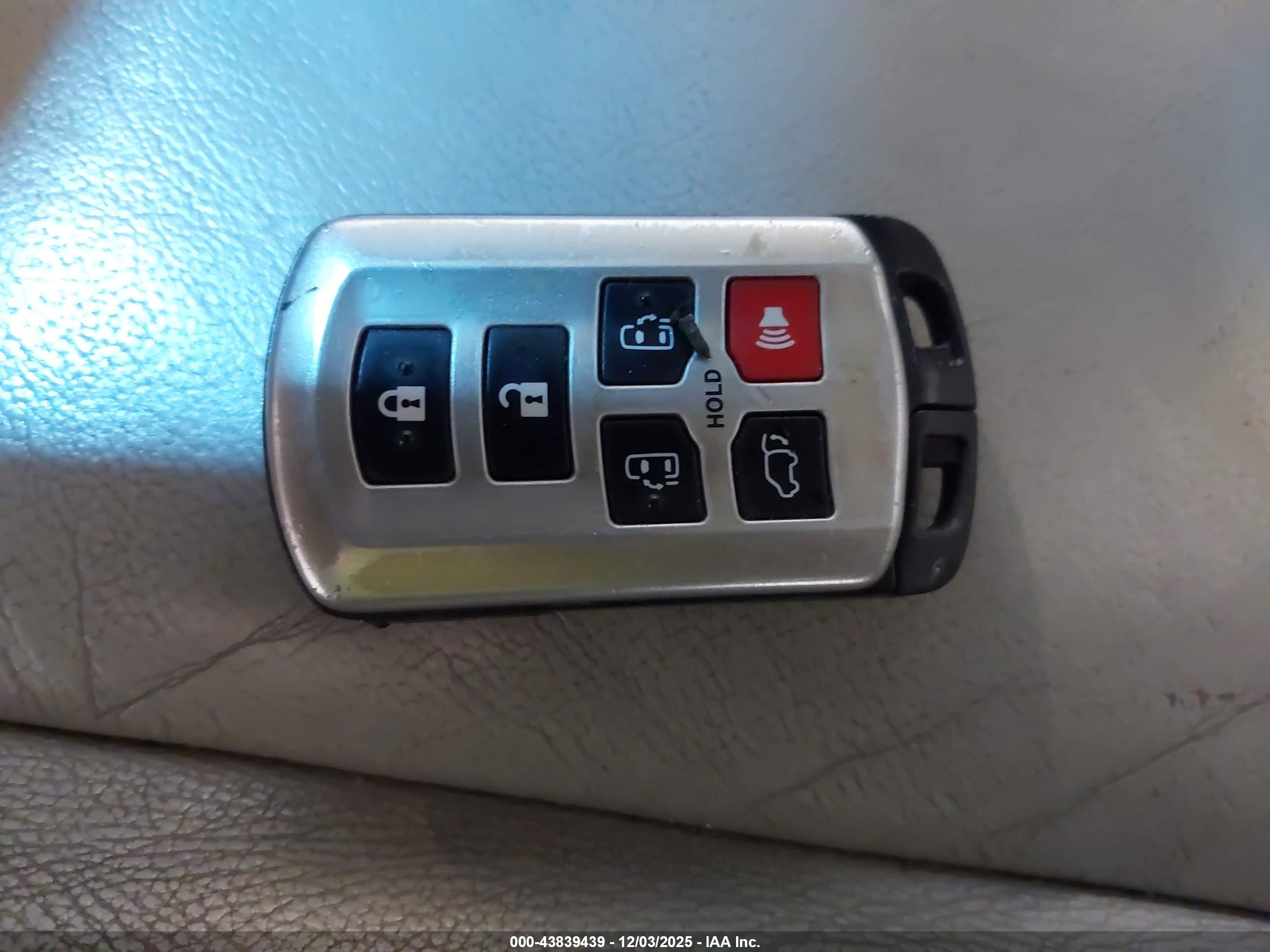 TOYOTA SIENNA image 11