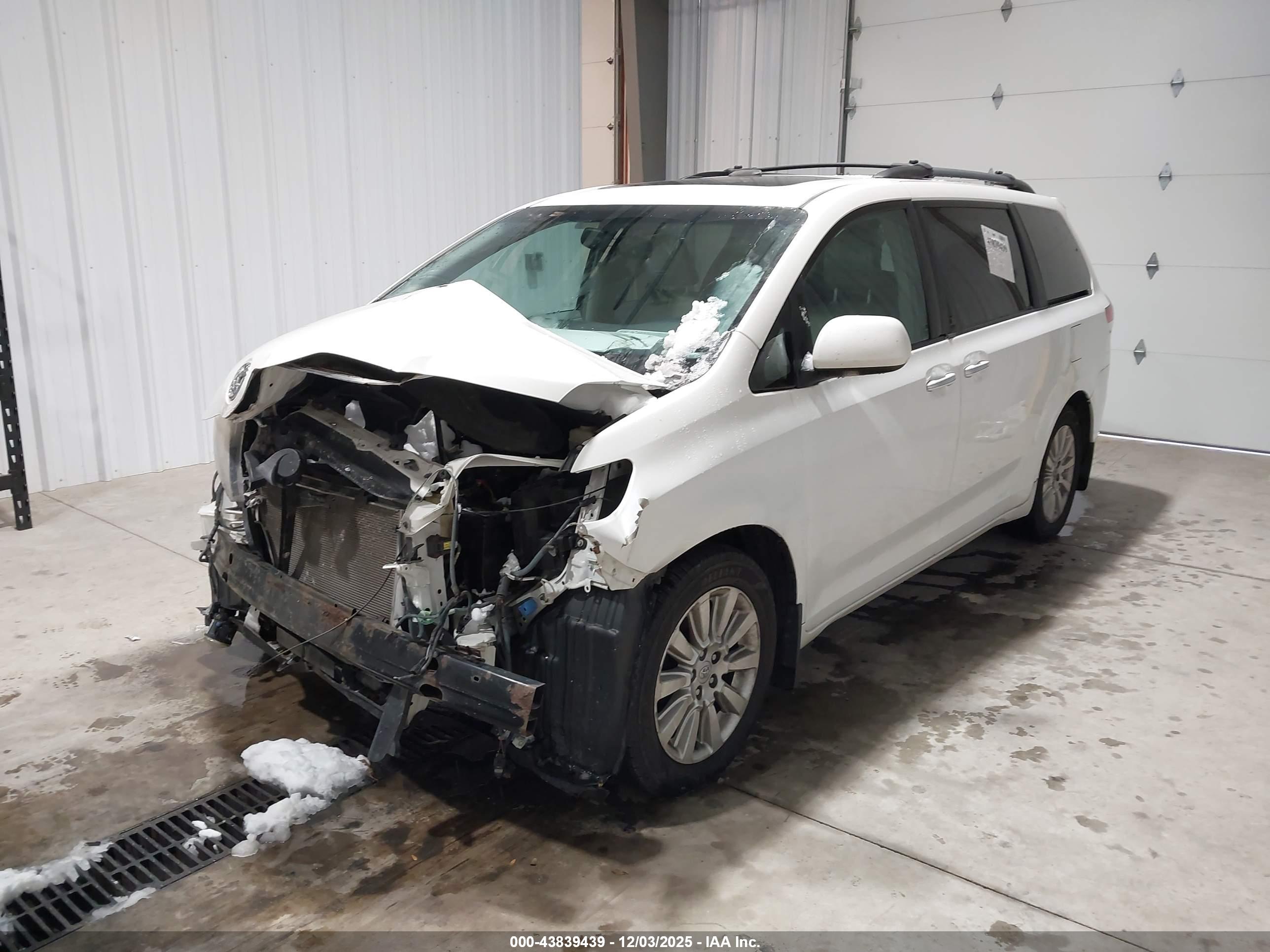 TOYOTA SIENNA image 2