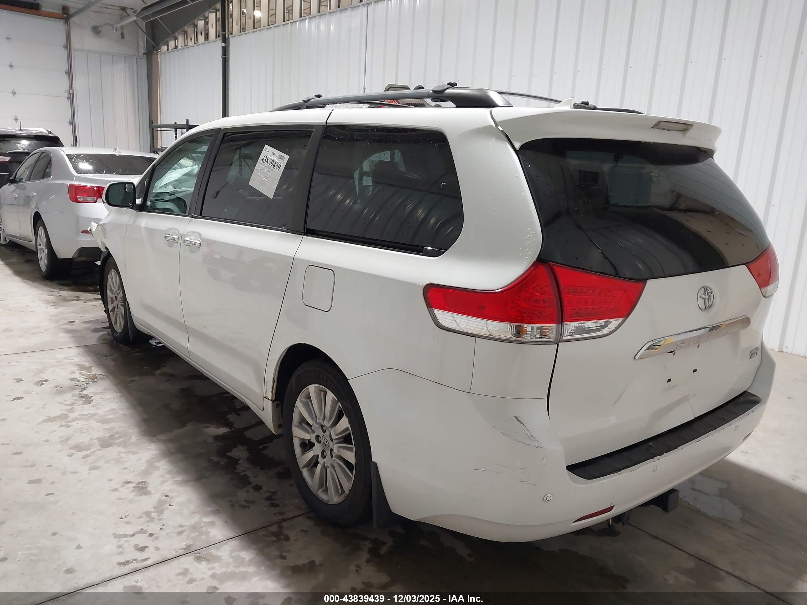 TOYOTA SIENNA image 3
