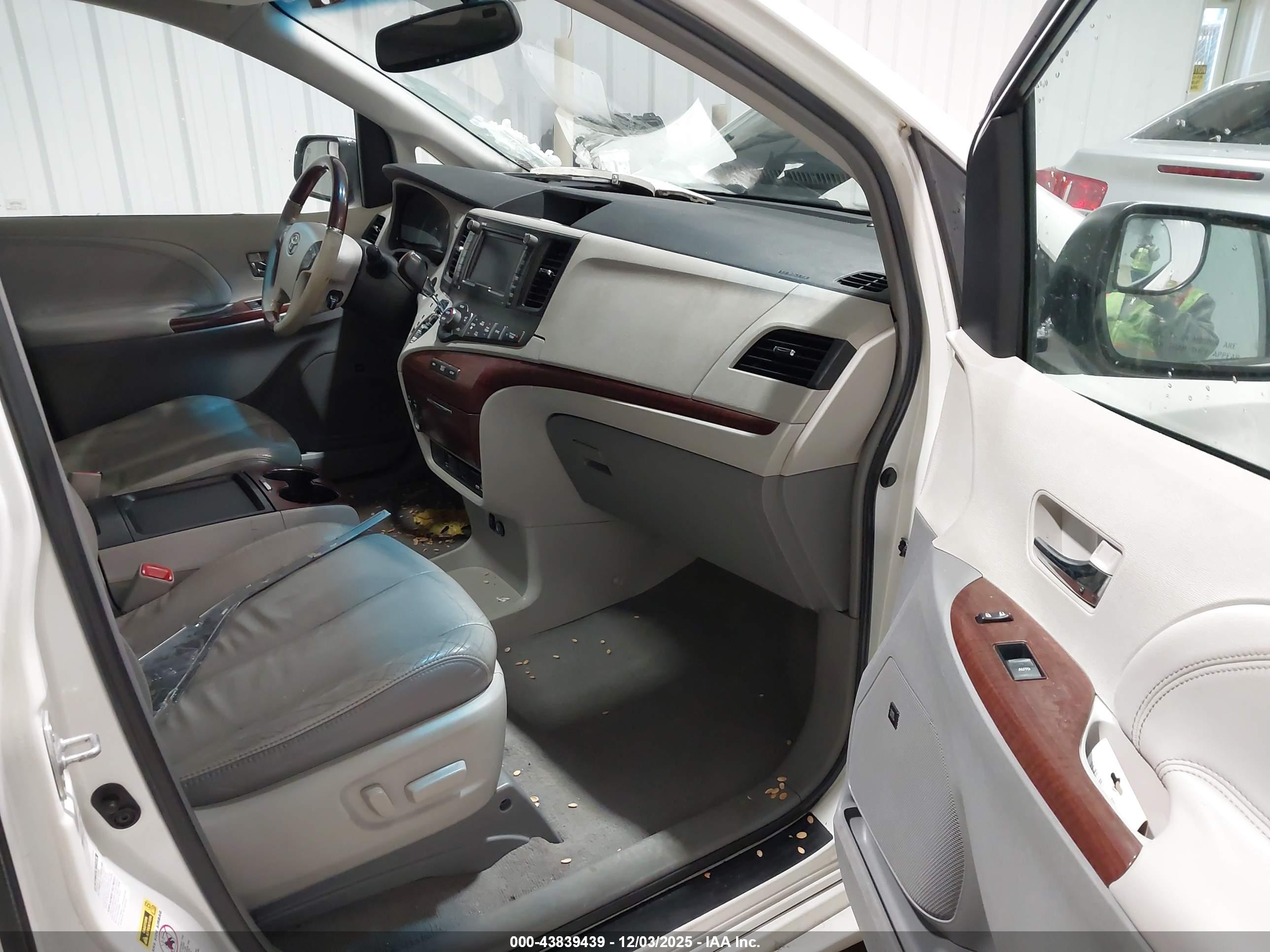 TOYOTA SIENNA image 5