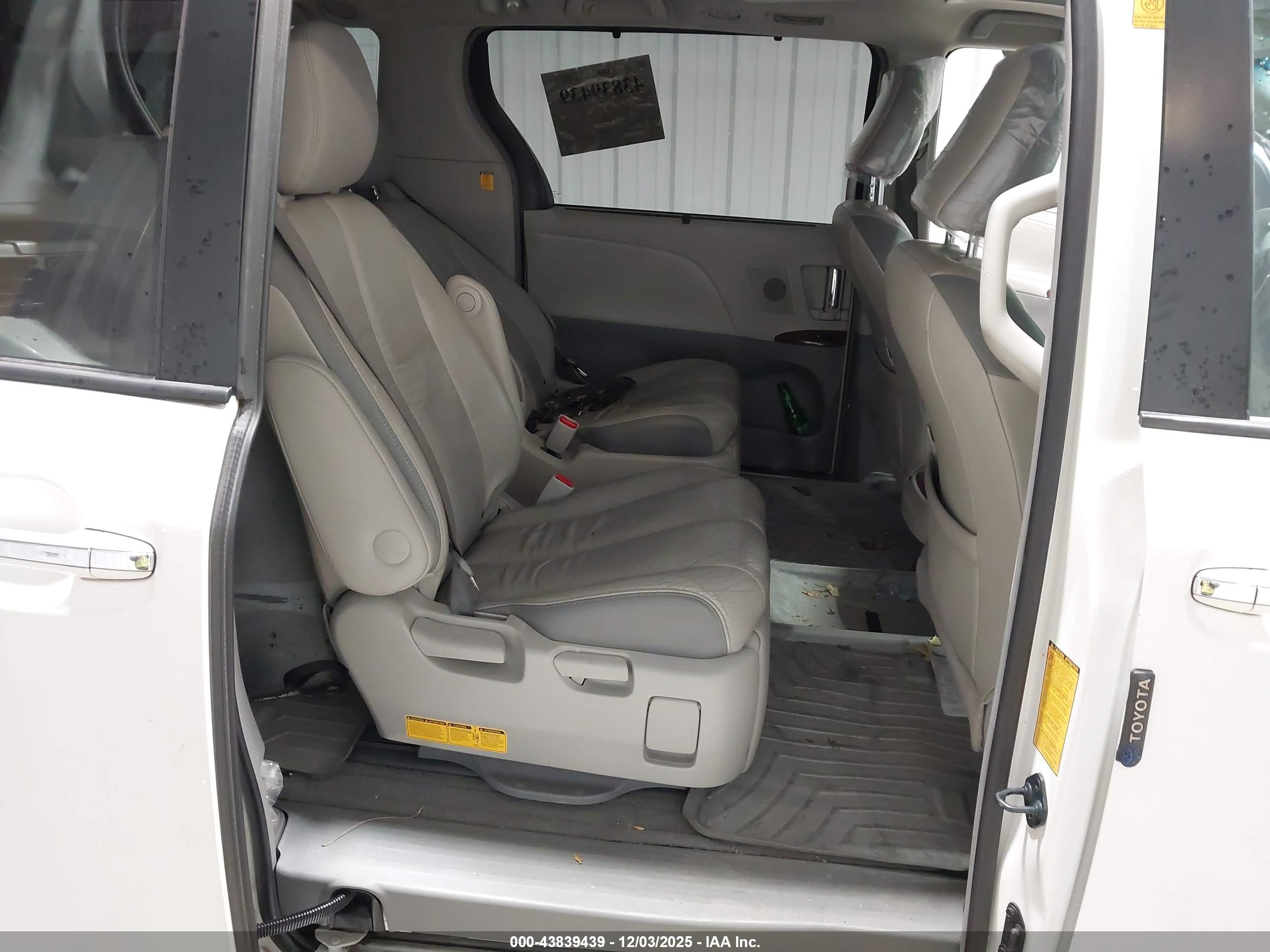 TOYOTA SIENNA image 8