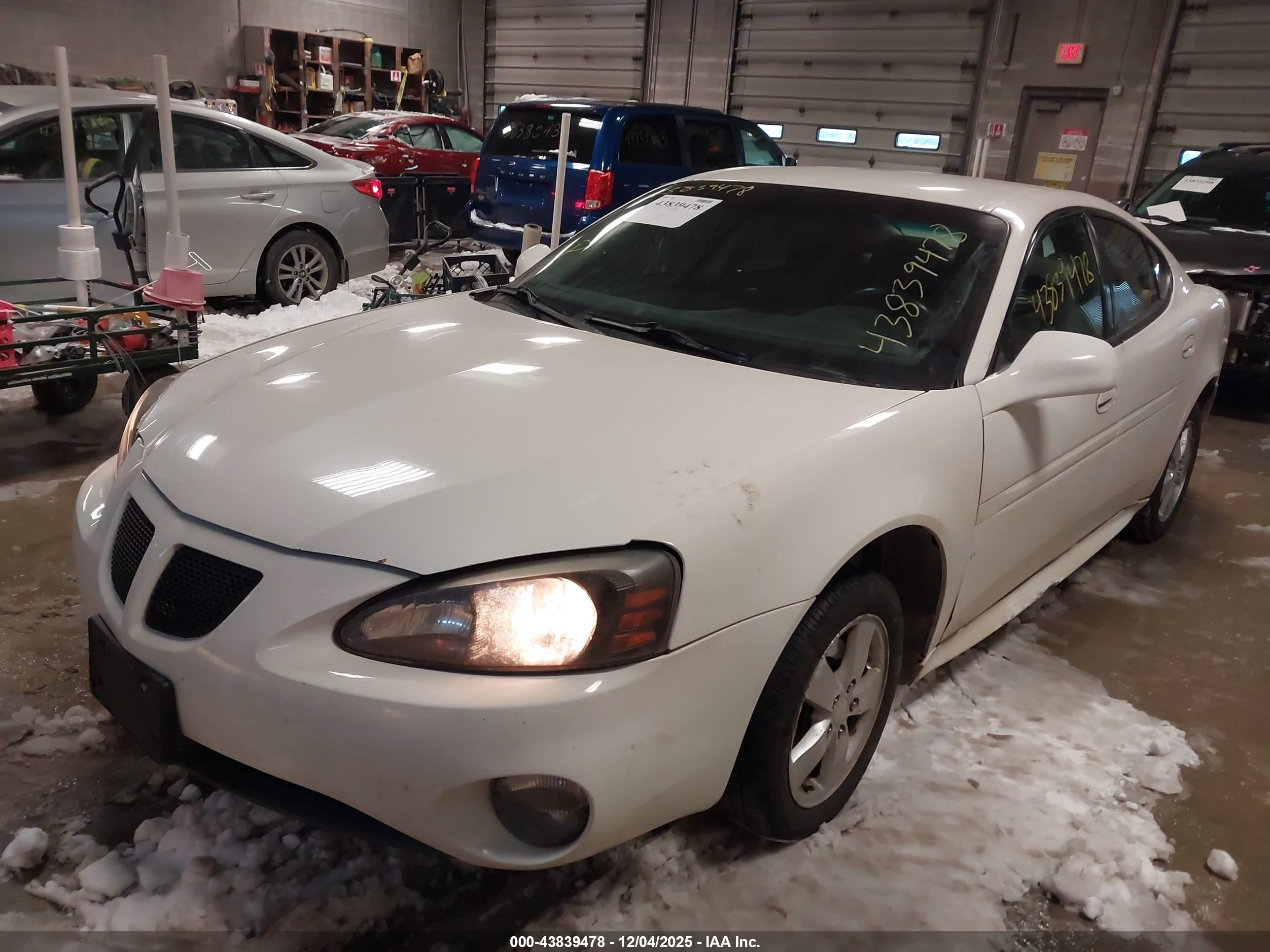 PONTIAC GRAND image 2
