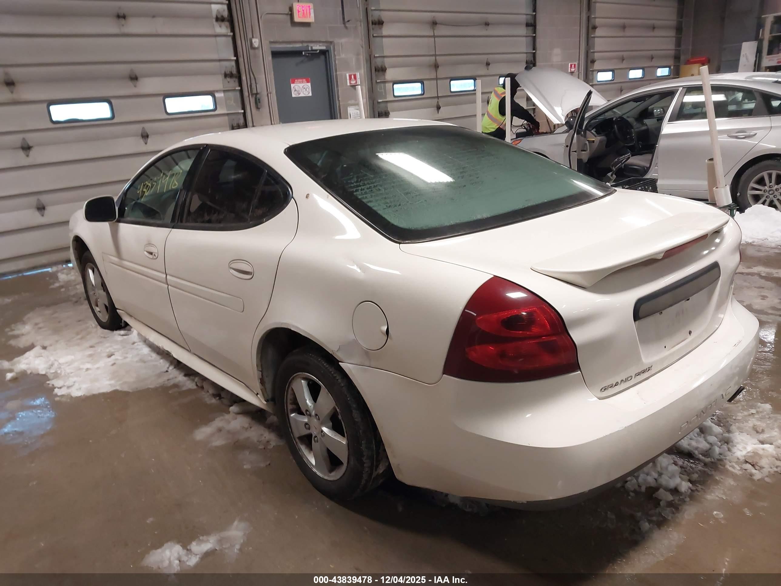 PONTIAC GRAND image 3