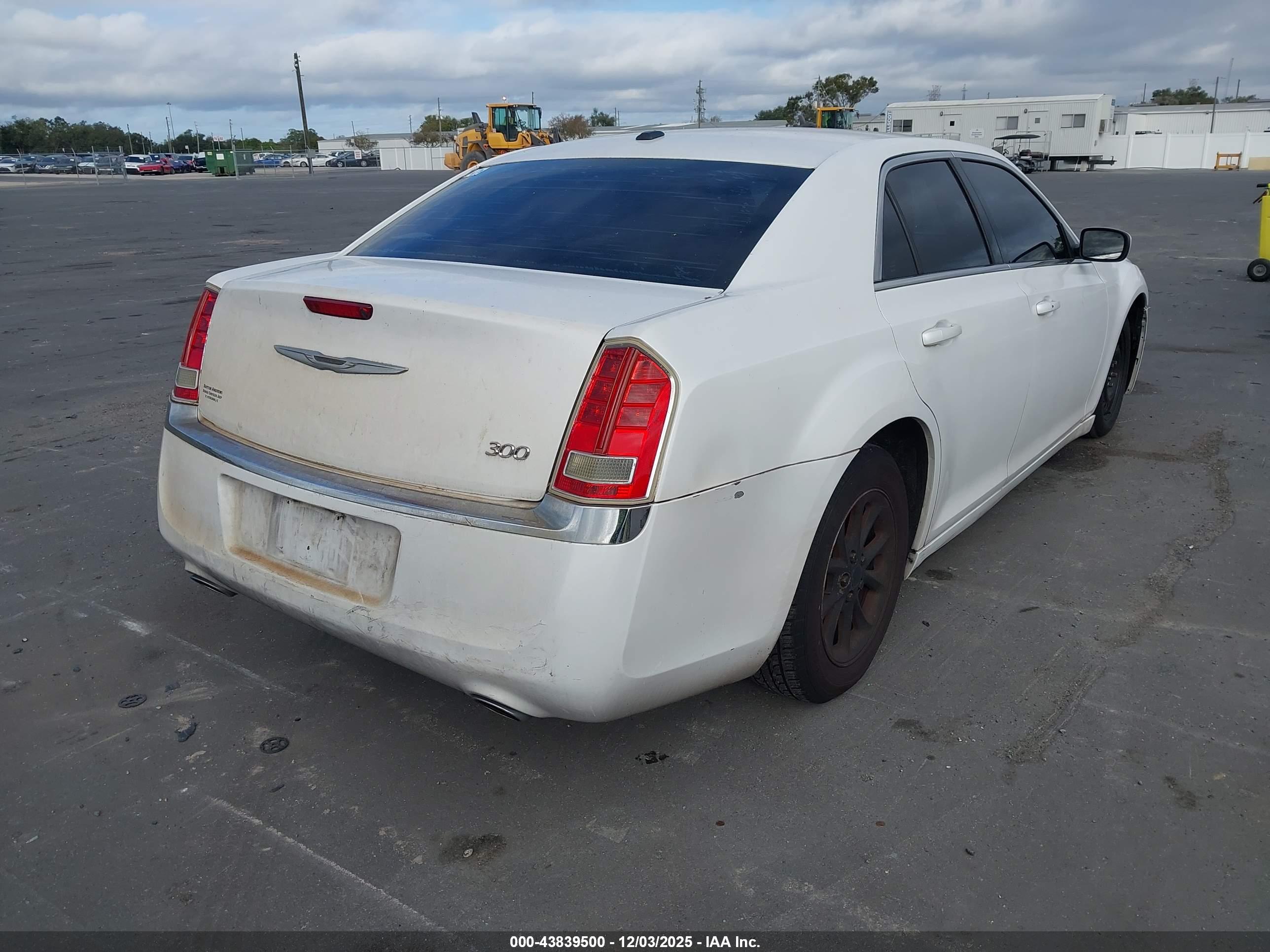 CHRYSLER 300 image 4