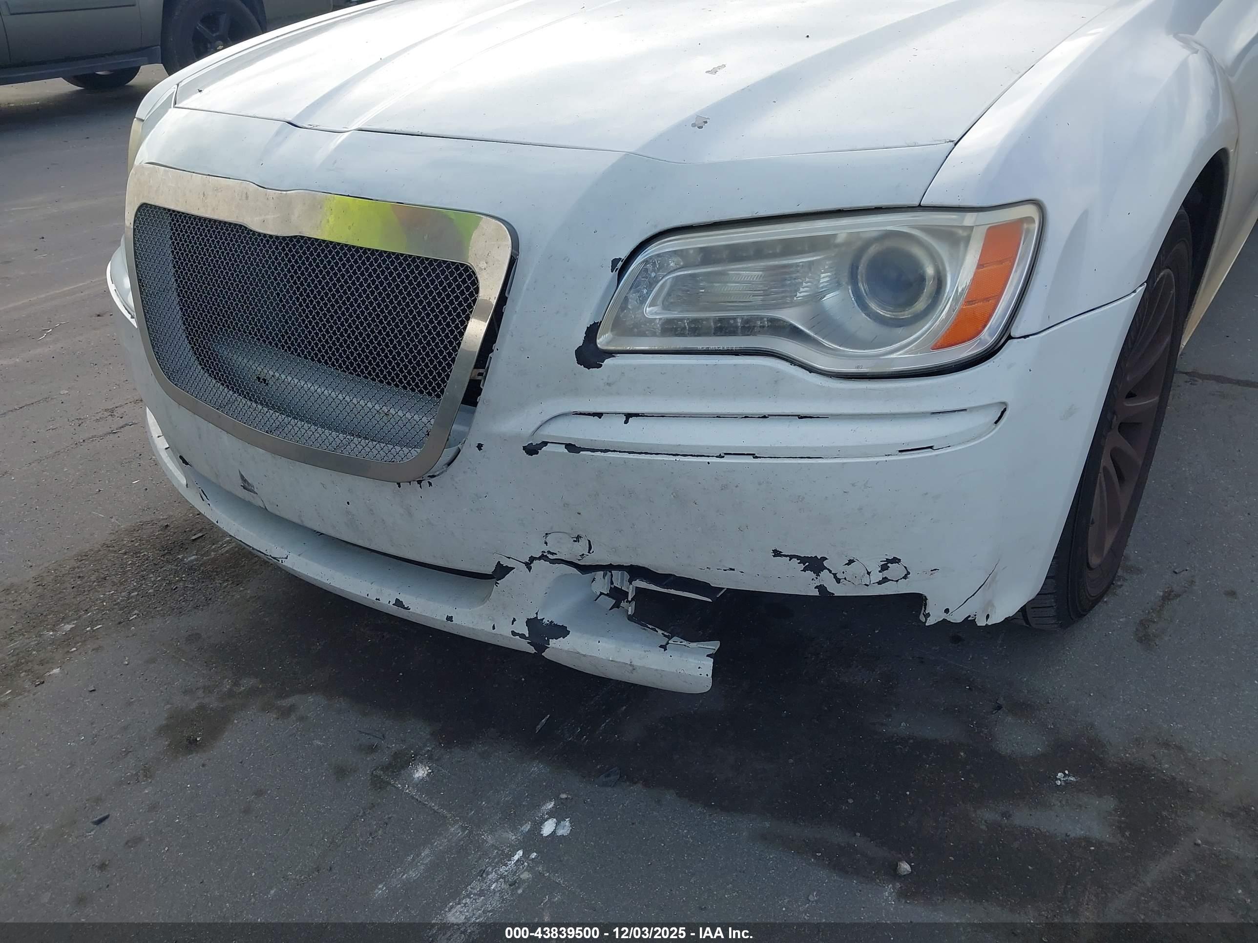CHRYSLER 300 image 6