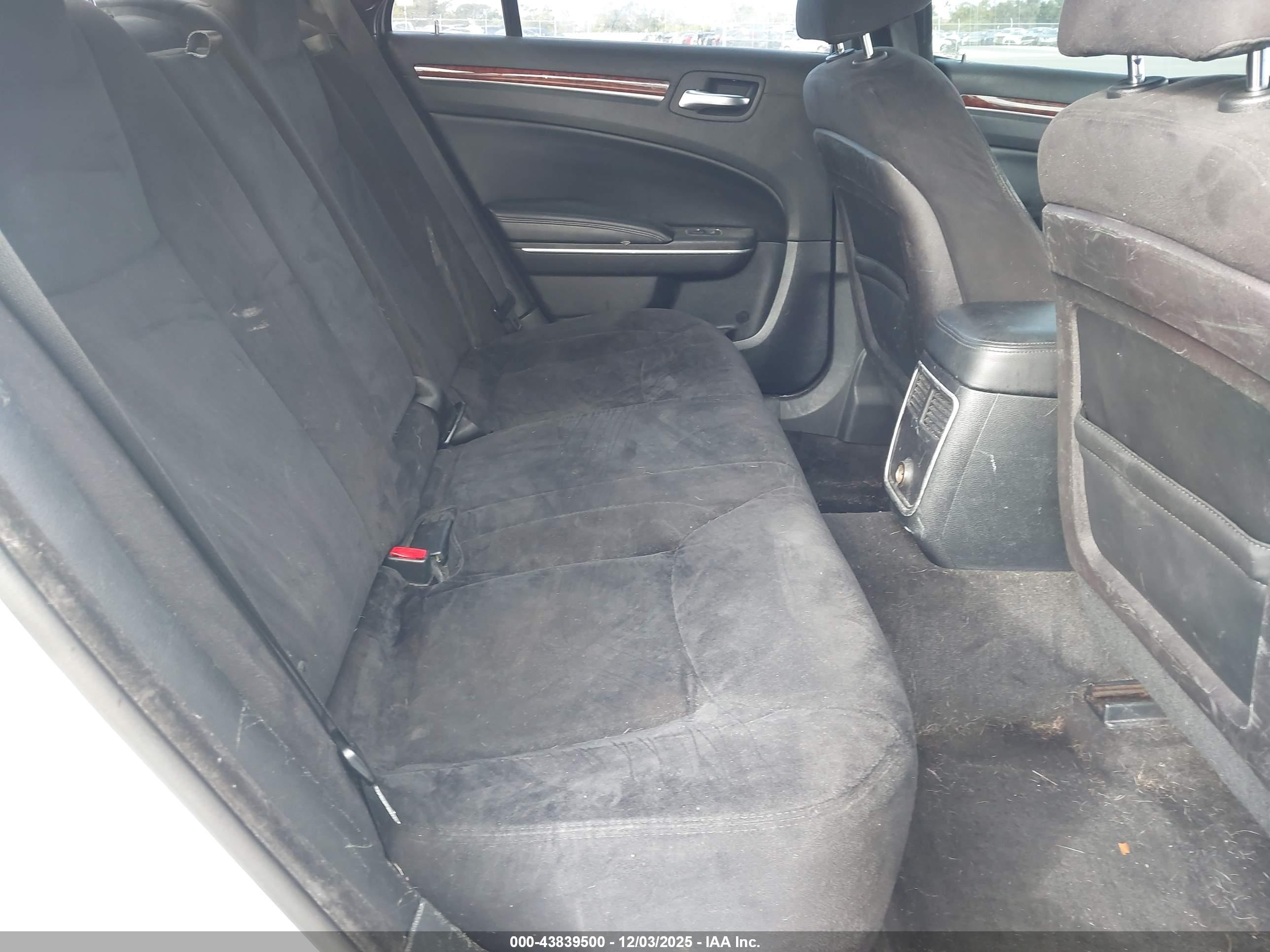 CHRYSLER 300 image 8