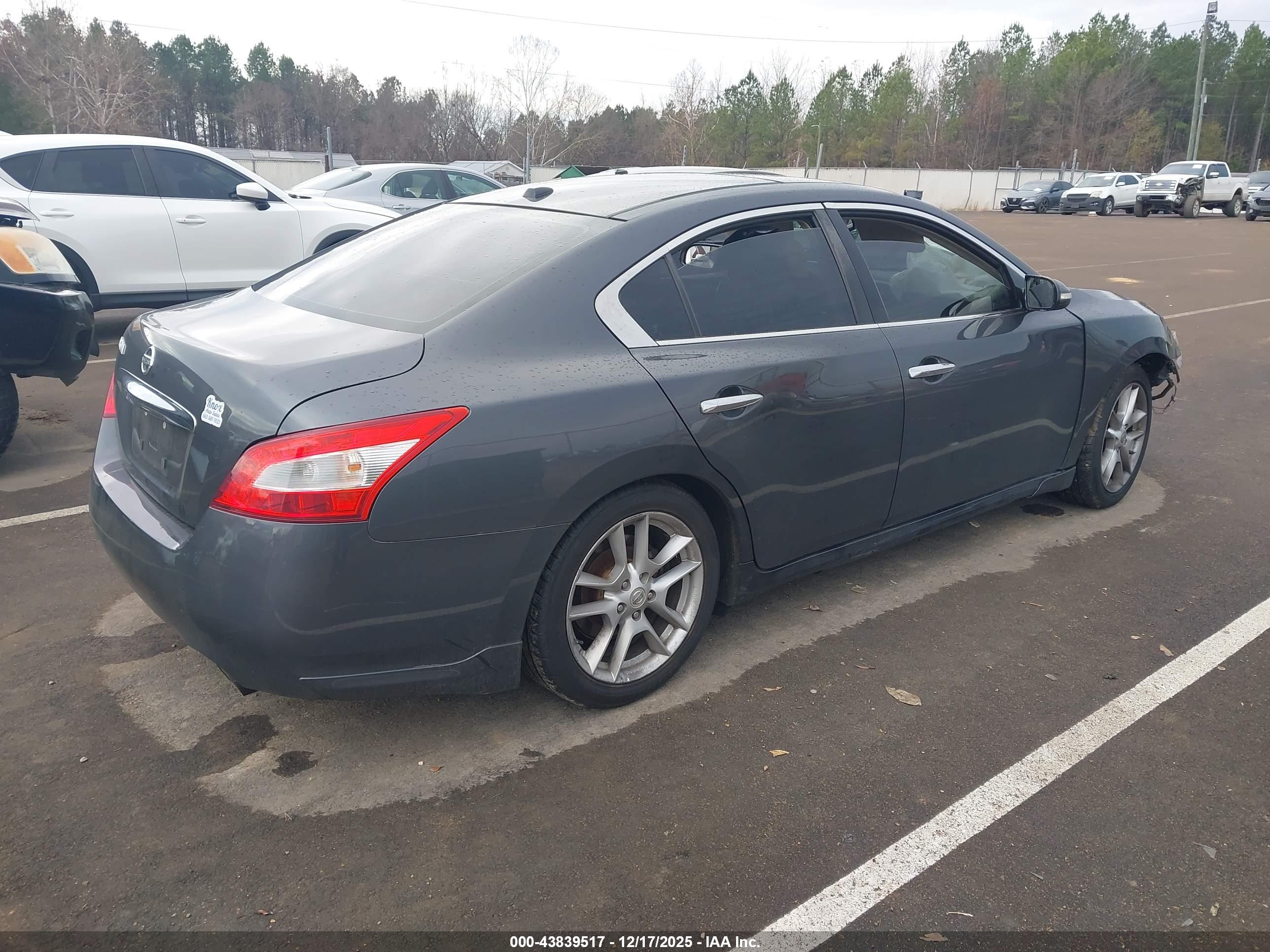 NISSAN MAXIMA image 4