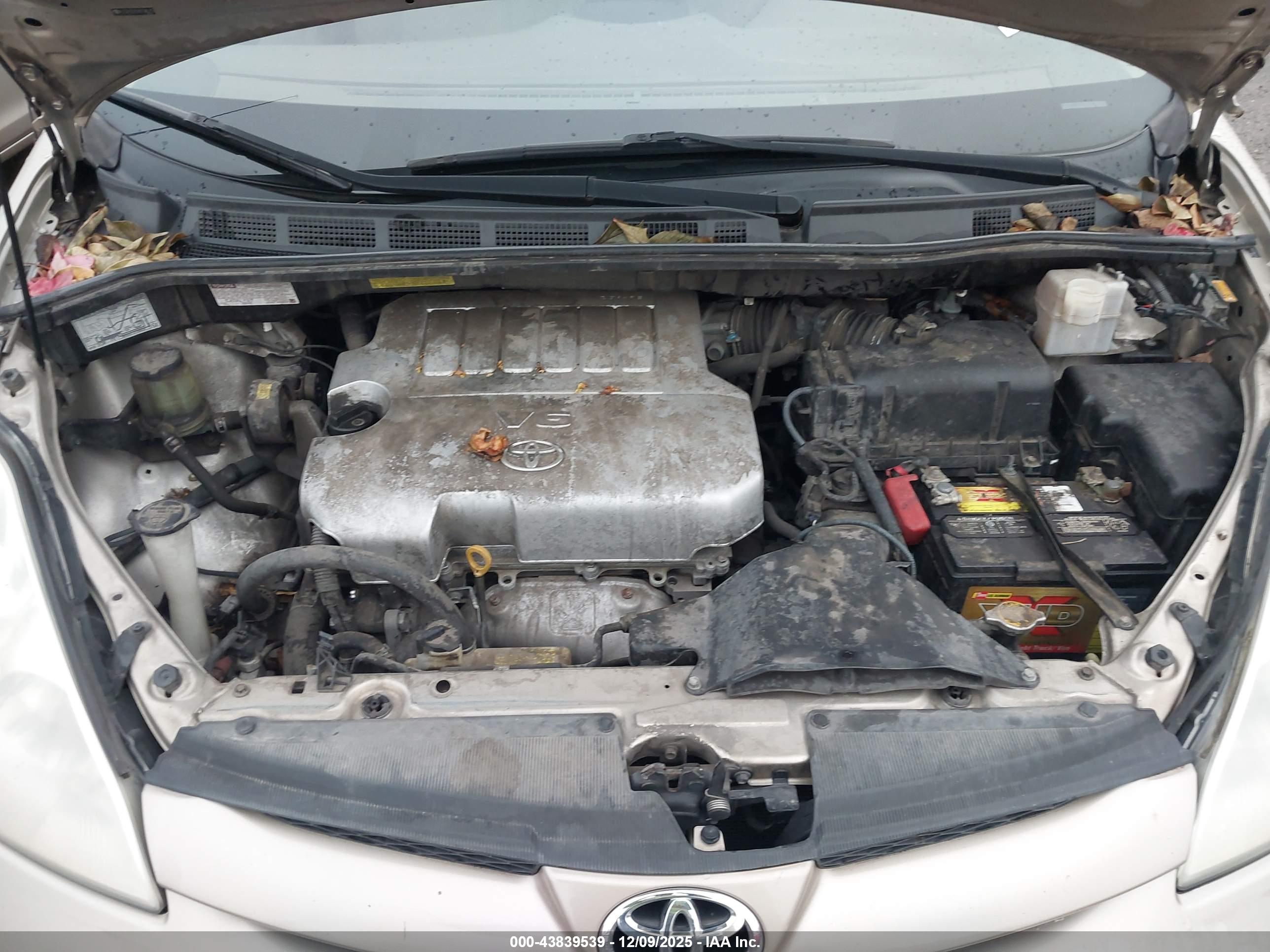 TOYOTA SIENNA image 10
