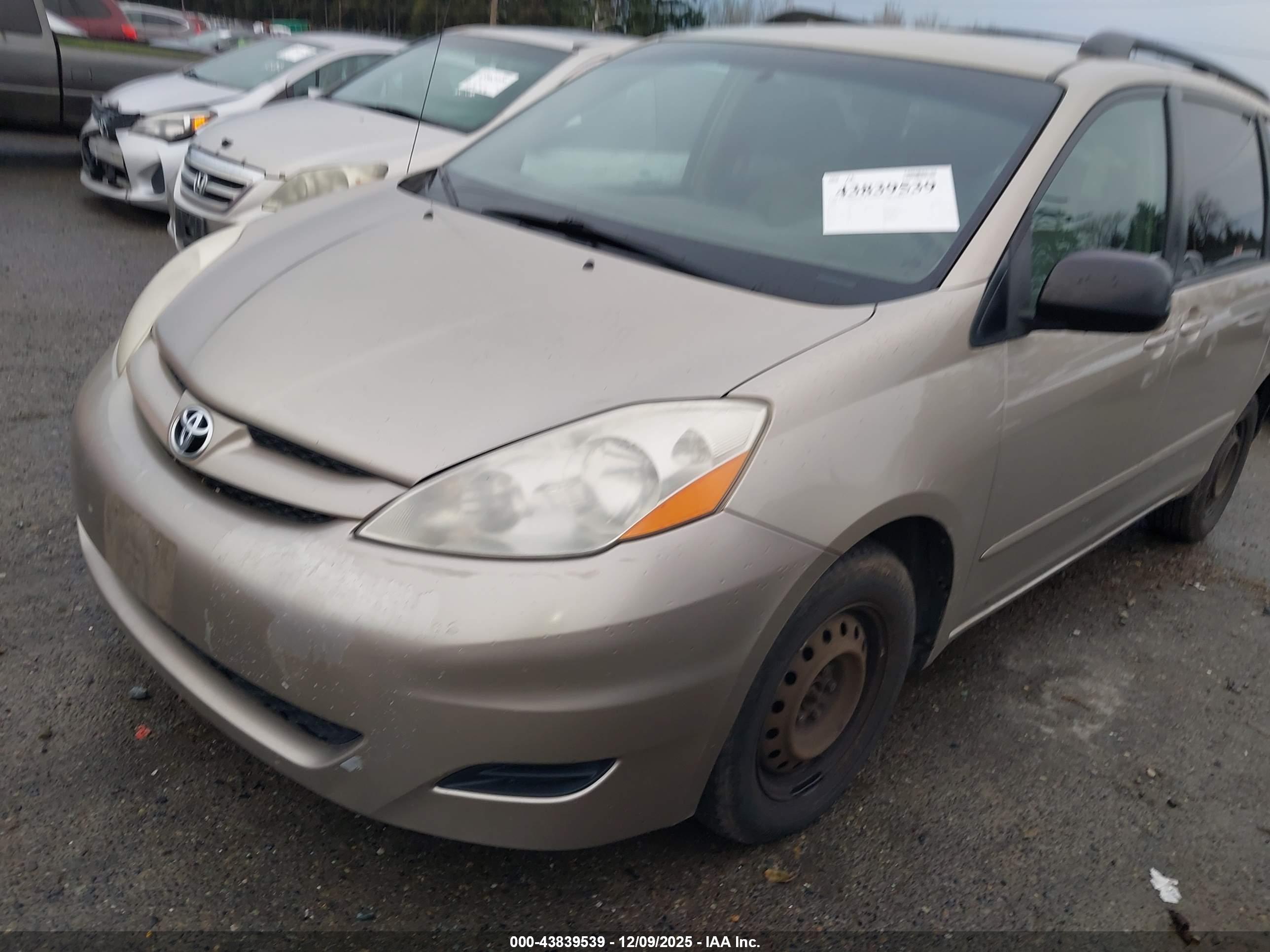 TOYOTA SIENNA image 2