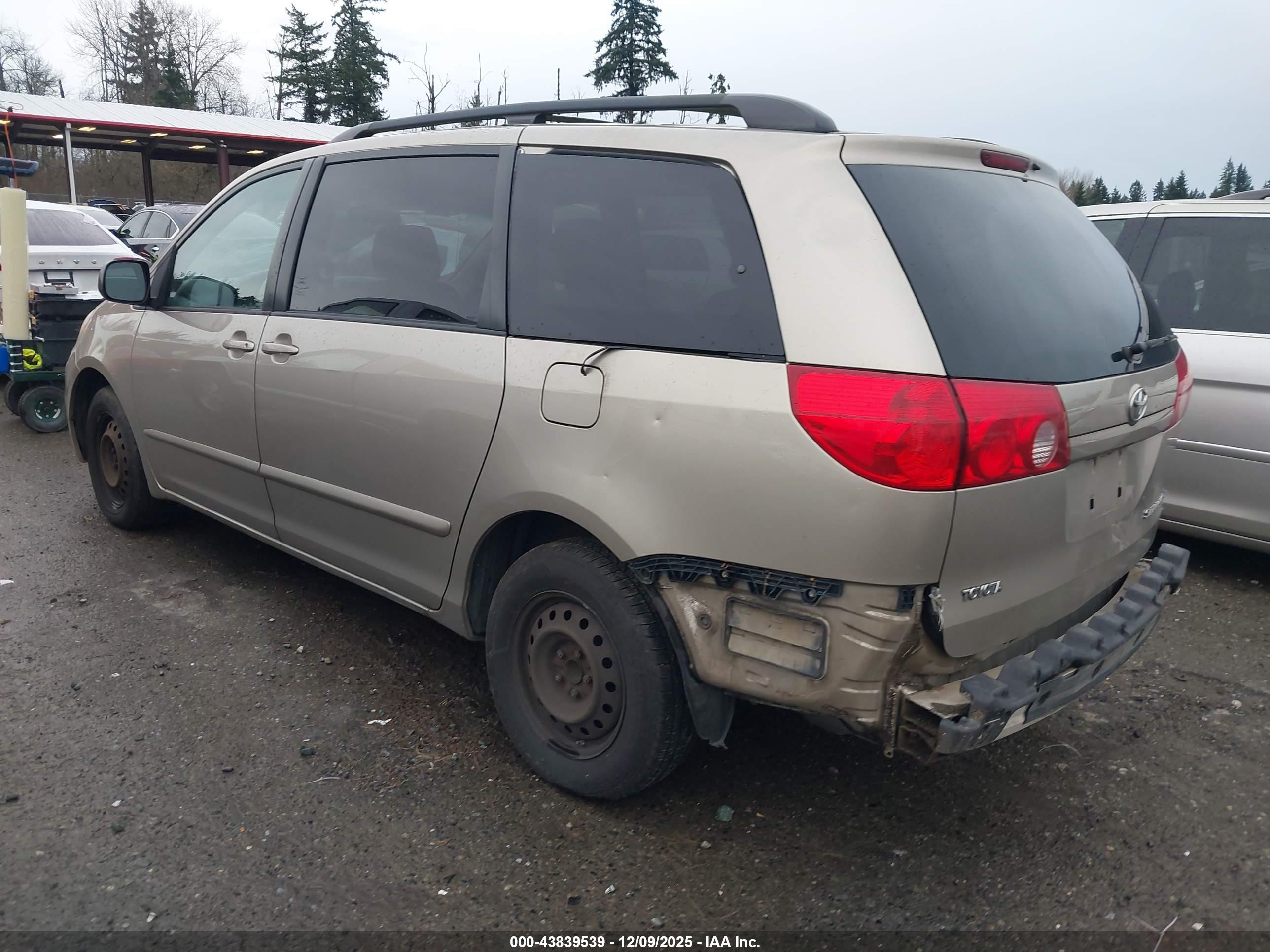 TOYOTA SIENNA image 3