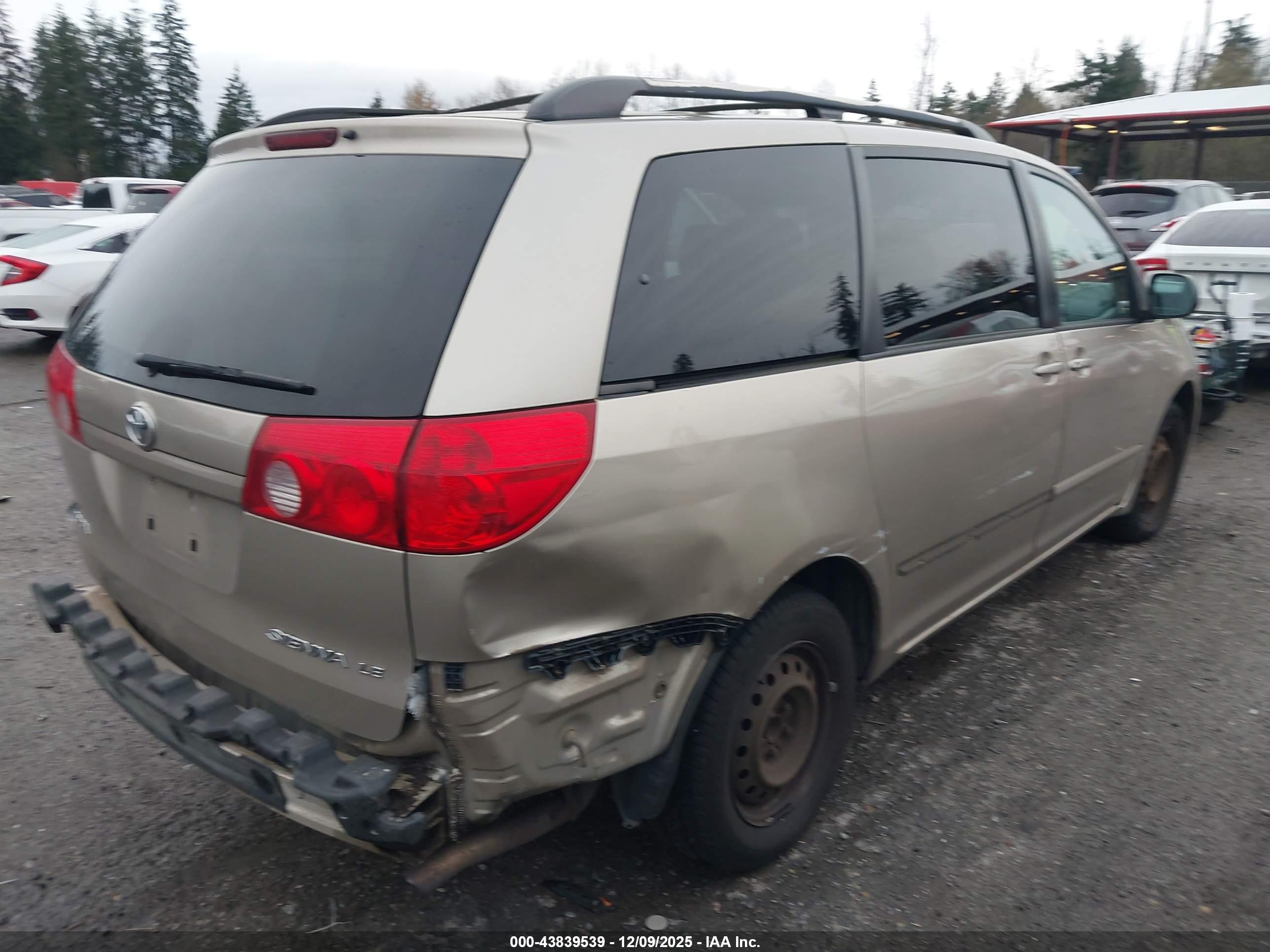 TOYOTA SIENNA image 4