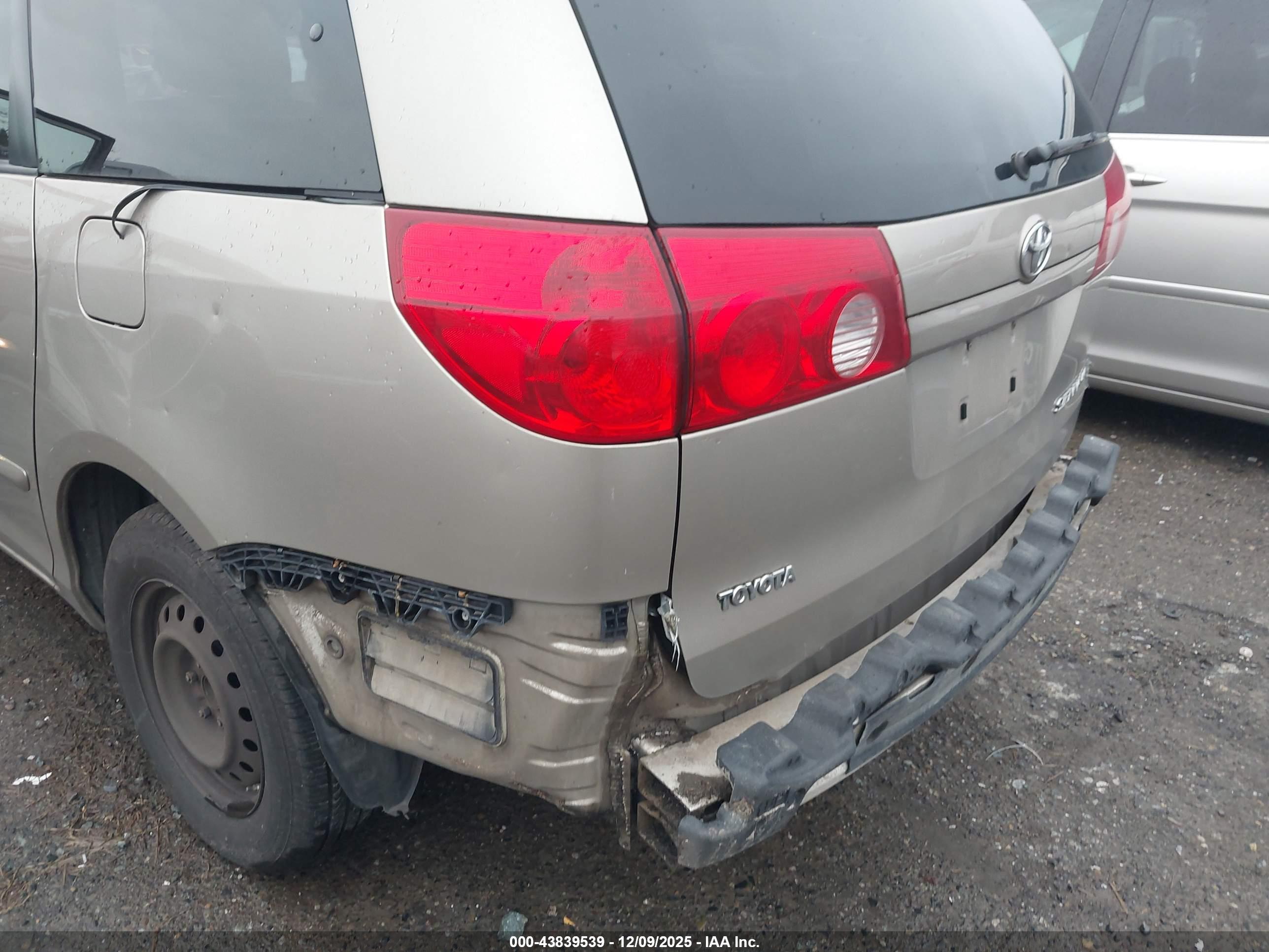 TOYOTA SIENNA image 6