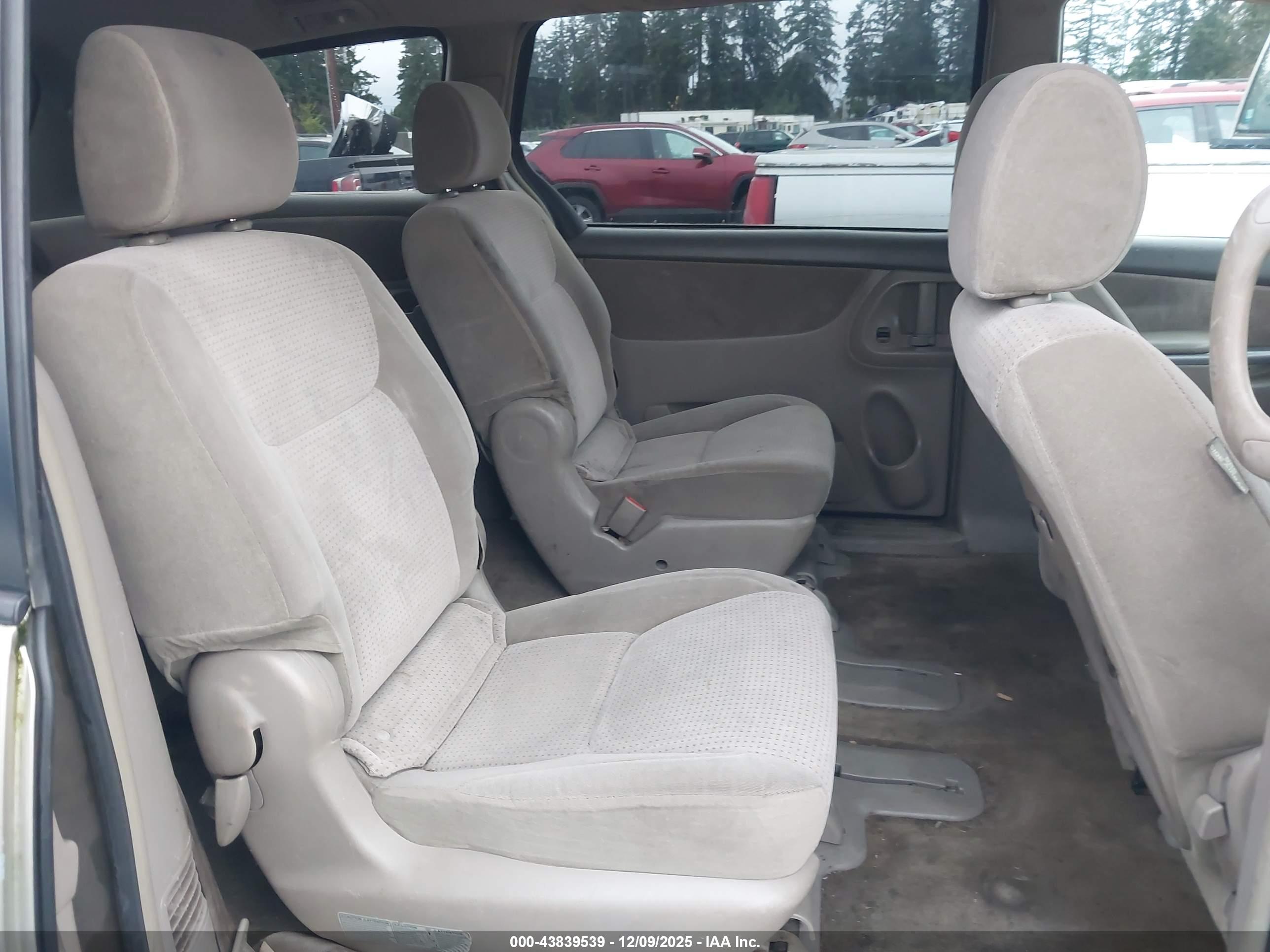 TOYOTA SIENNA image 8