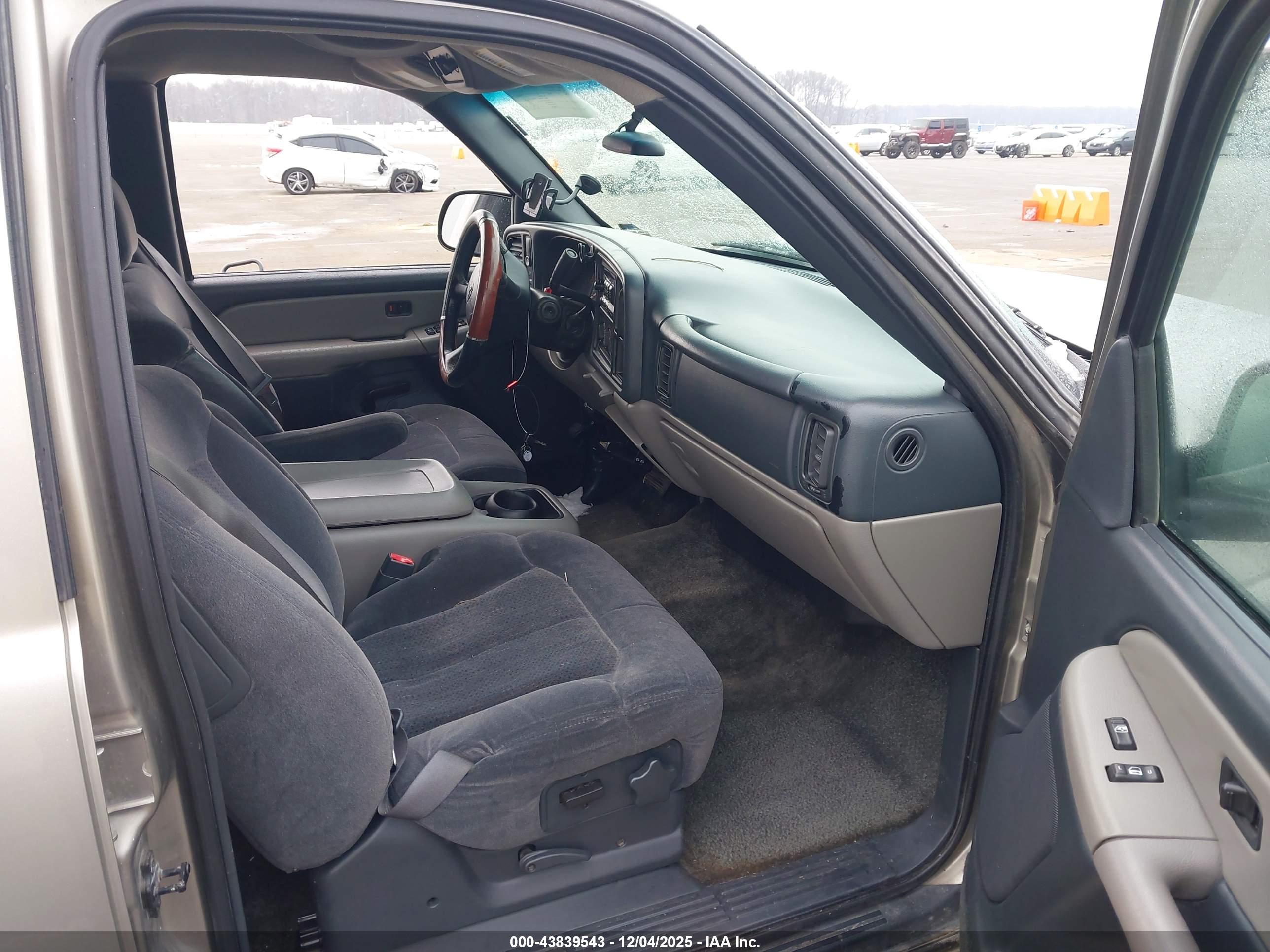 CHEVROLET SUBURBAN image 5