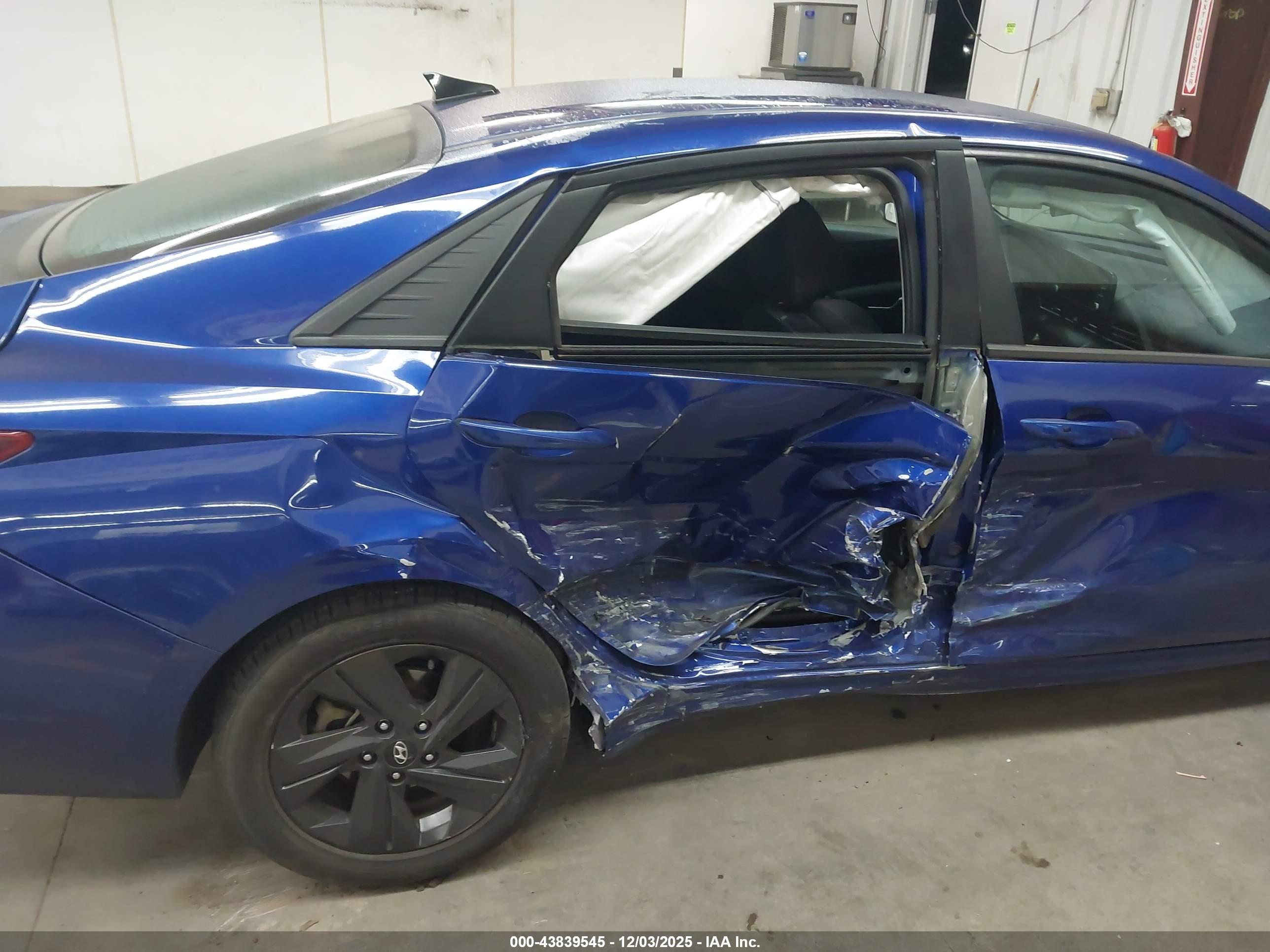 HYUNDAI ELANTRA image 6
