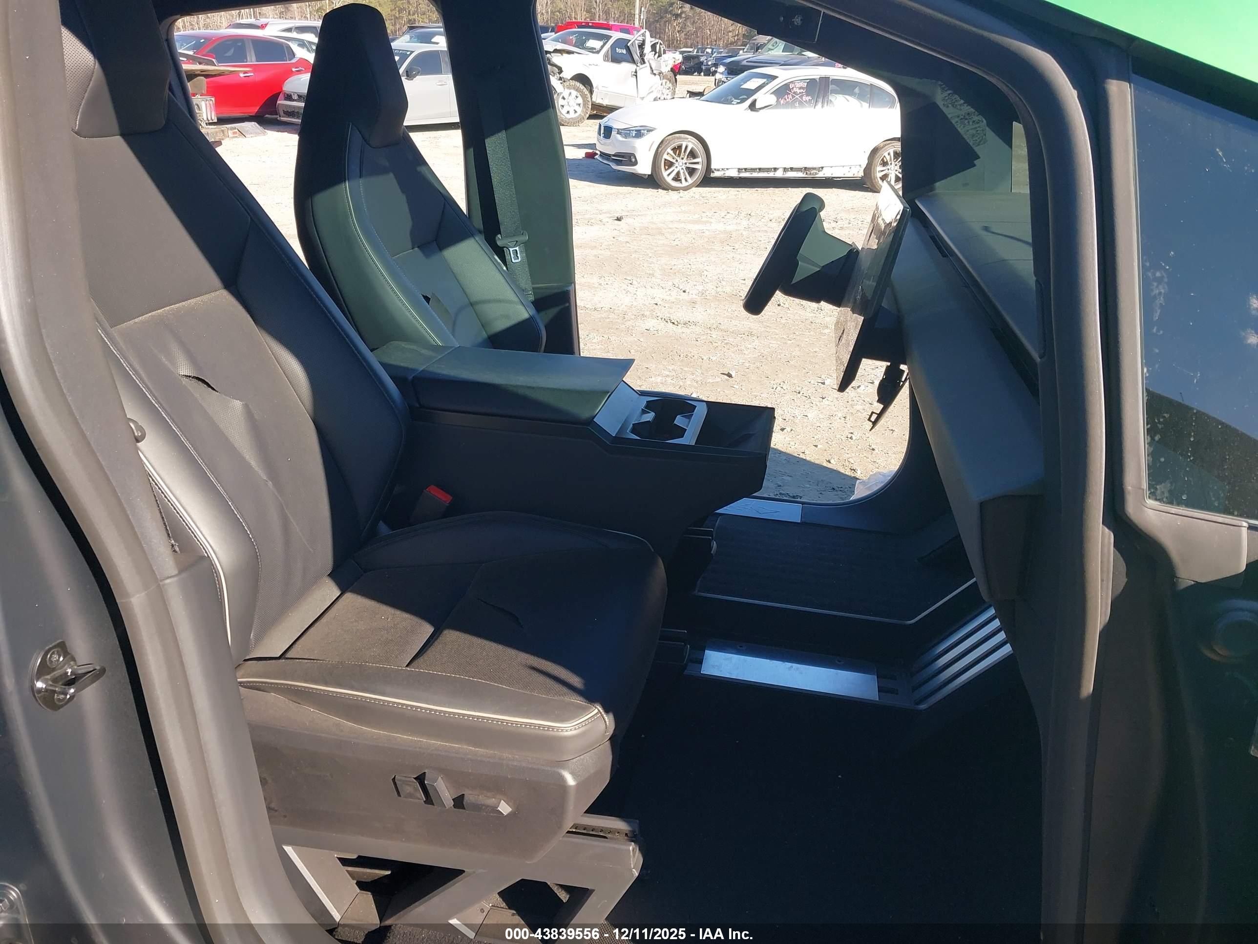 TESLA CYBERTRUCK image 5
