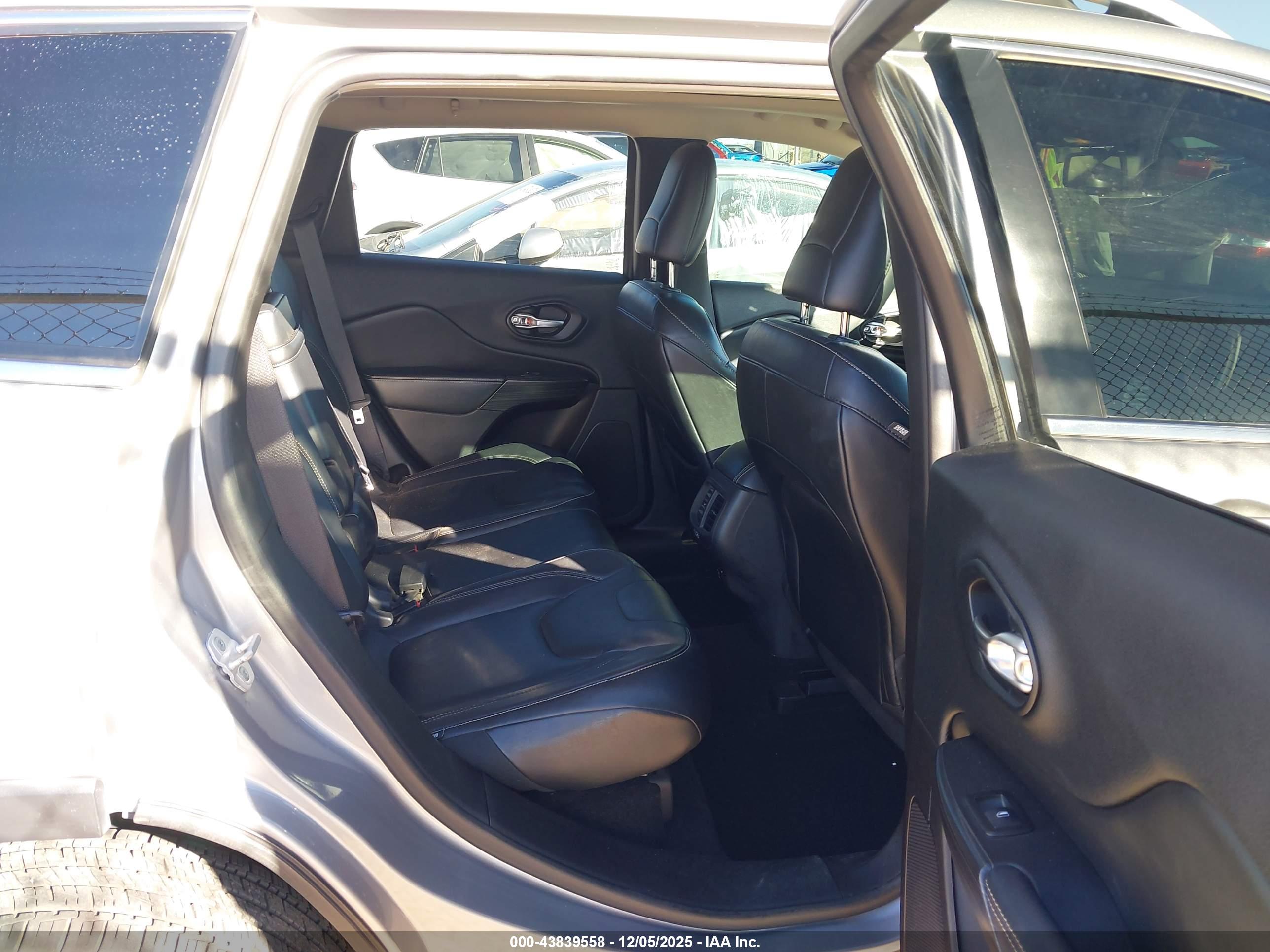 JEEP CHEROKEE image 8