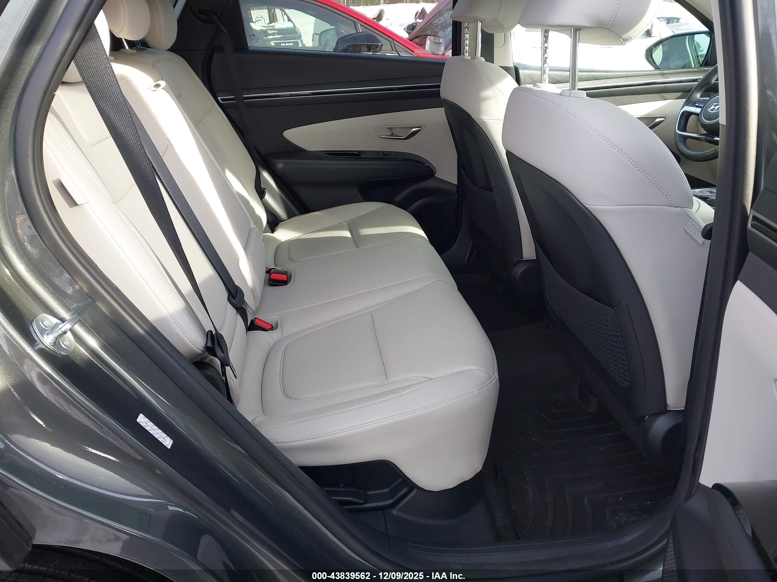 HYUNDAI TUCSON image 8