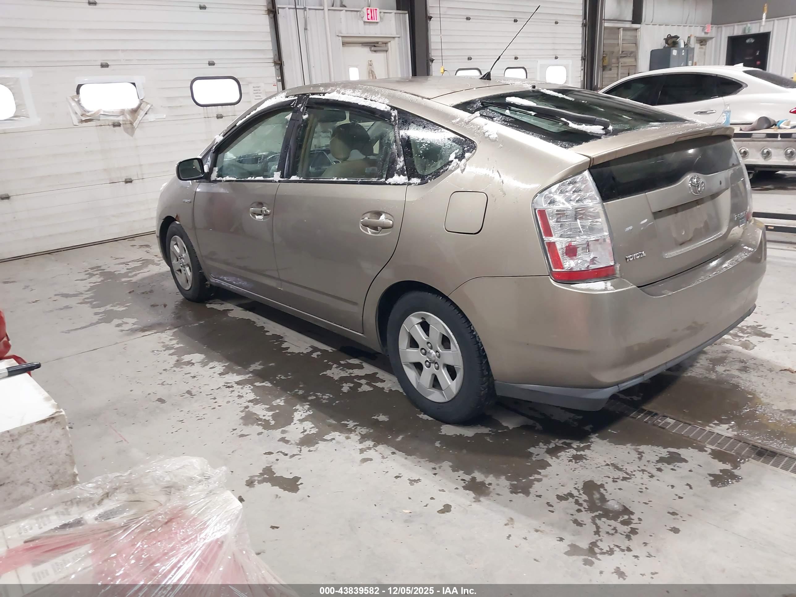TOYOTA PRIUS image 3
