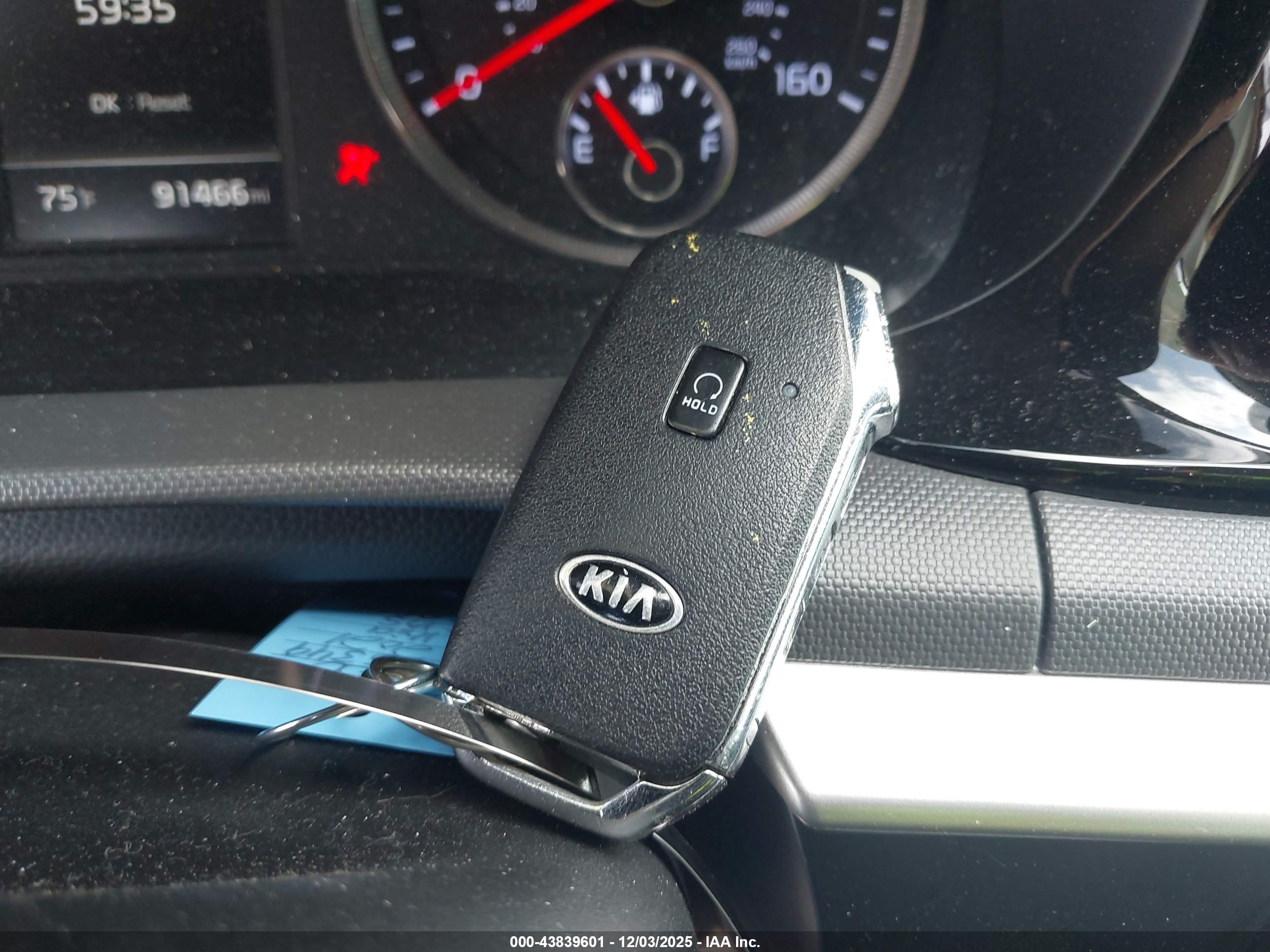 KIA K5 image 11