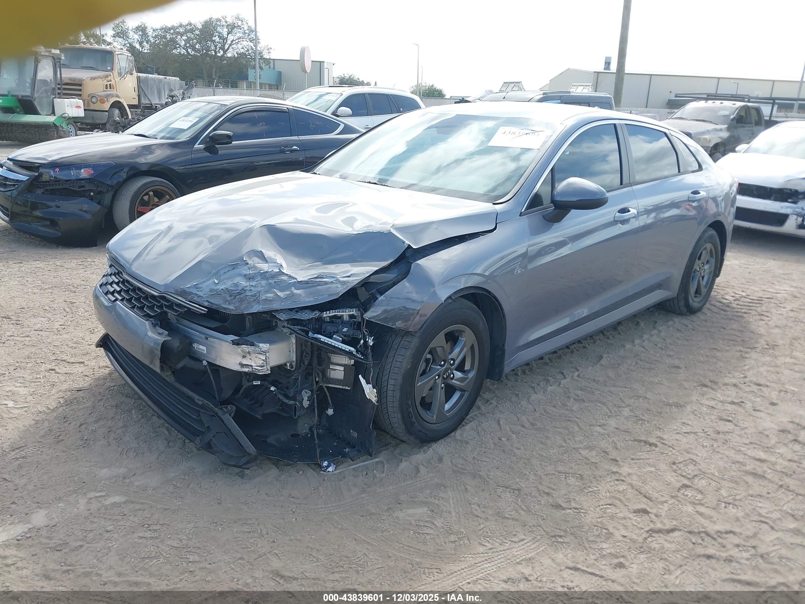 KIA K5 image 2