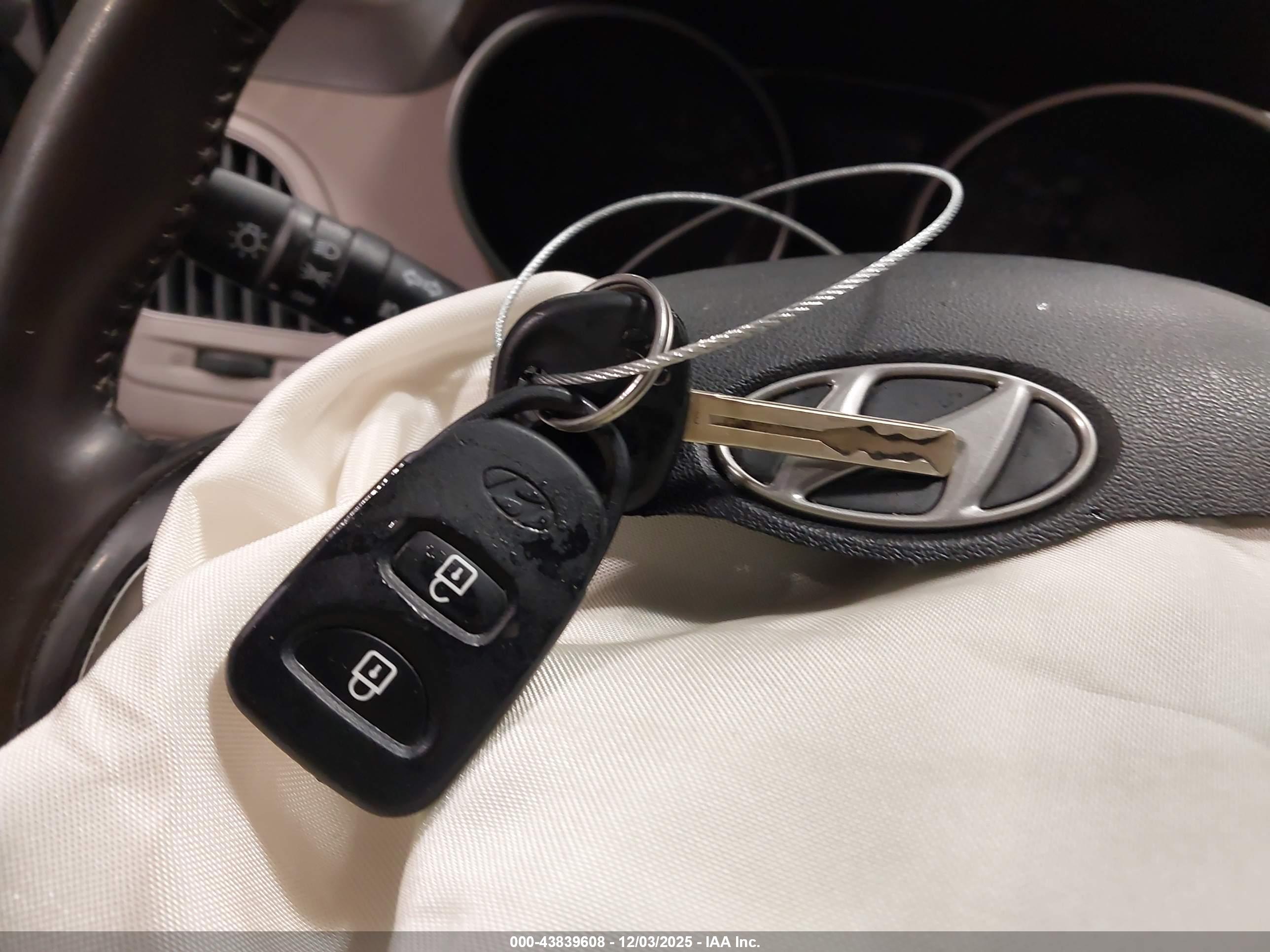 HYUNDAI TUCSON image 11