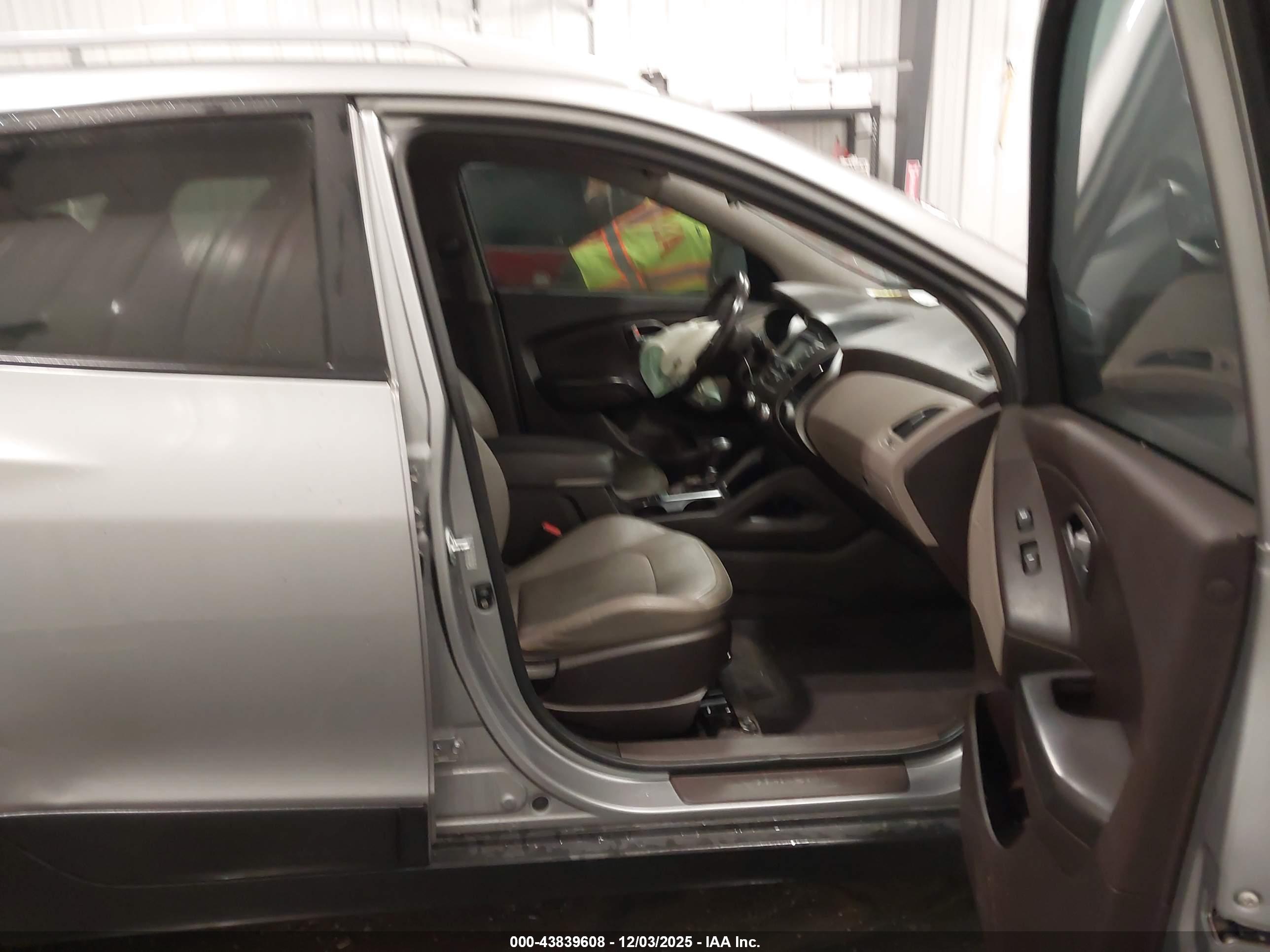 HYUNDAI TUCSON image 5