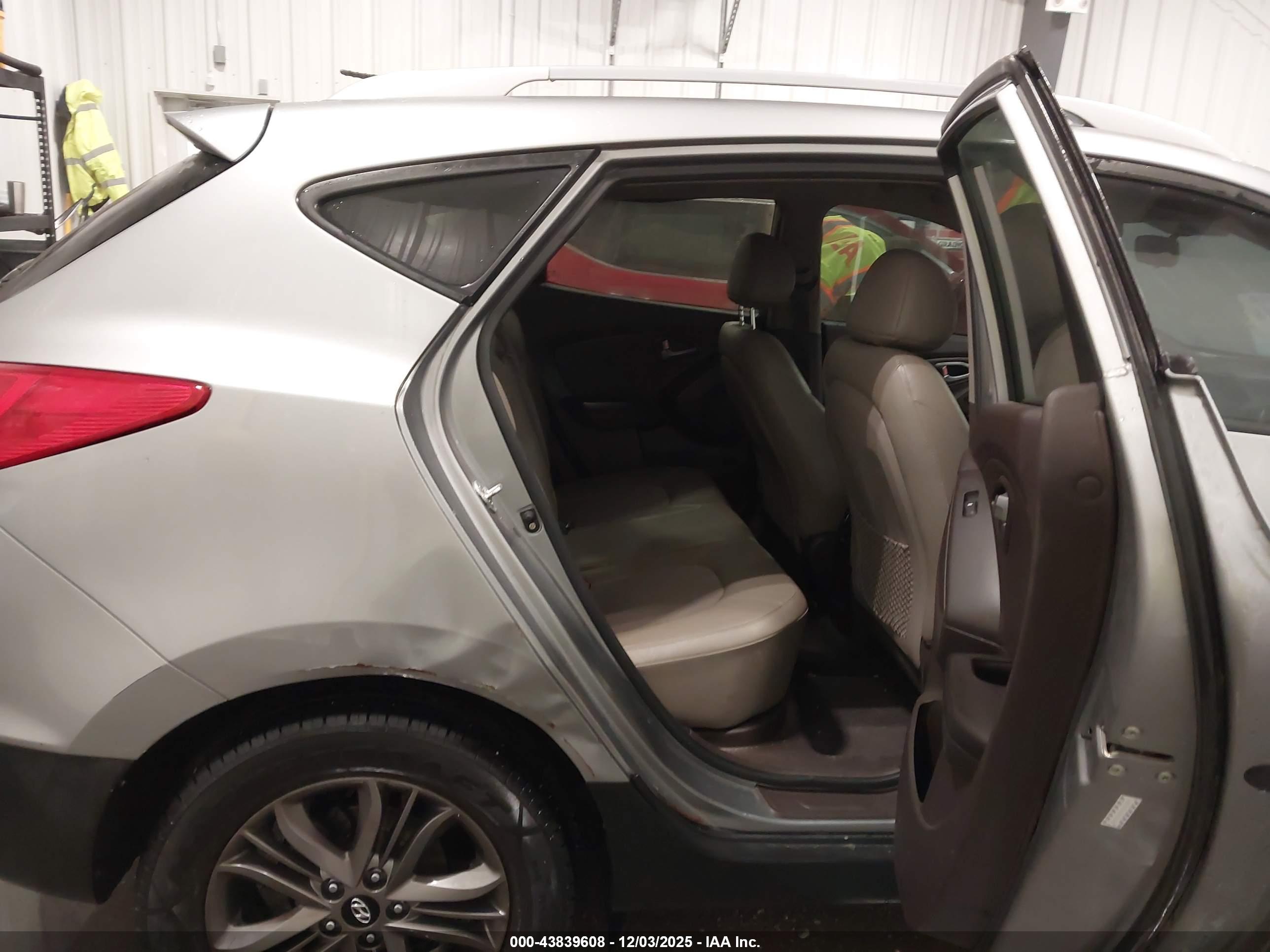 HYUNDAI TUCSON image 8