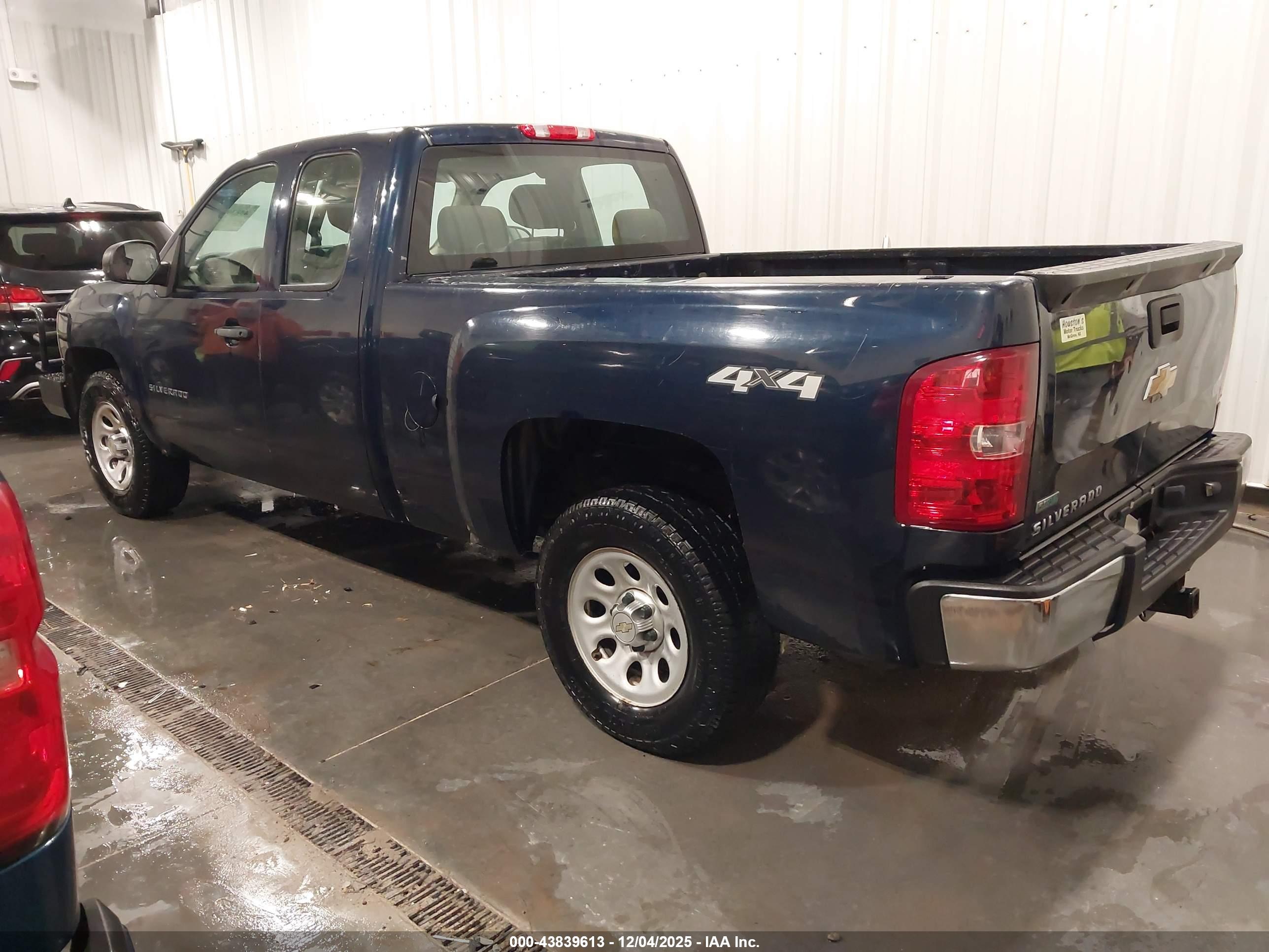 CHEVROLET SILVERADO image 3