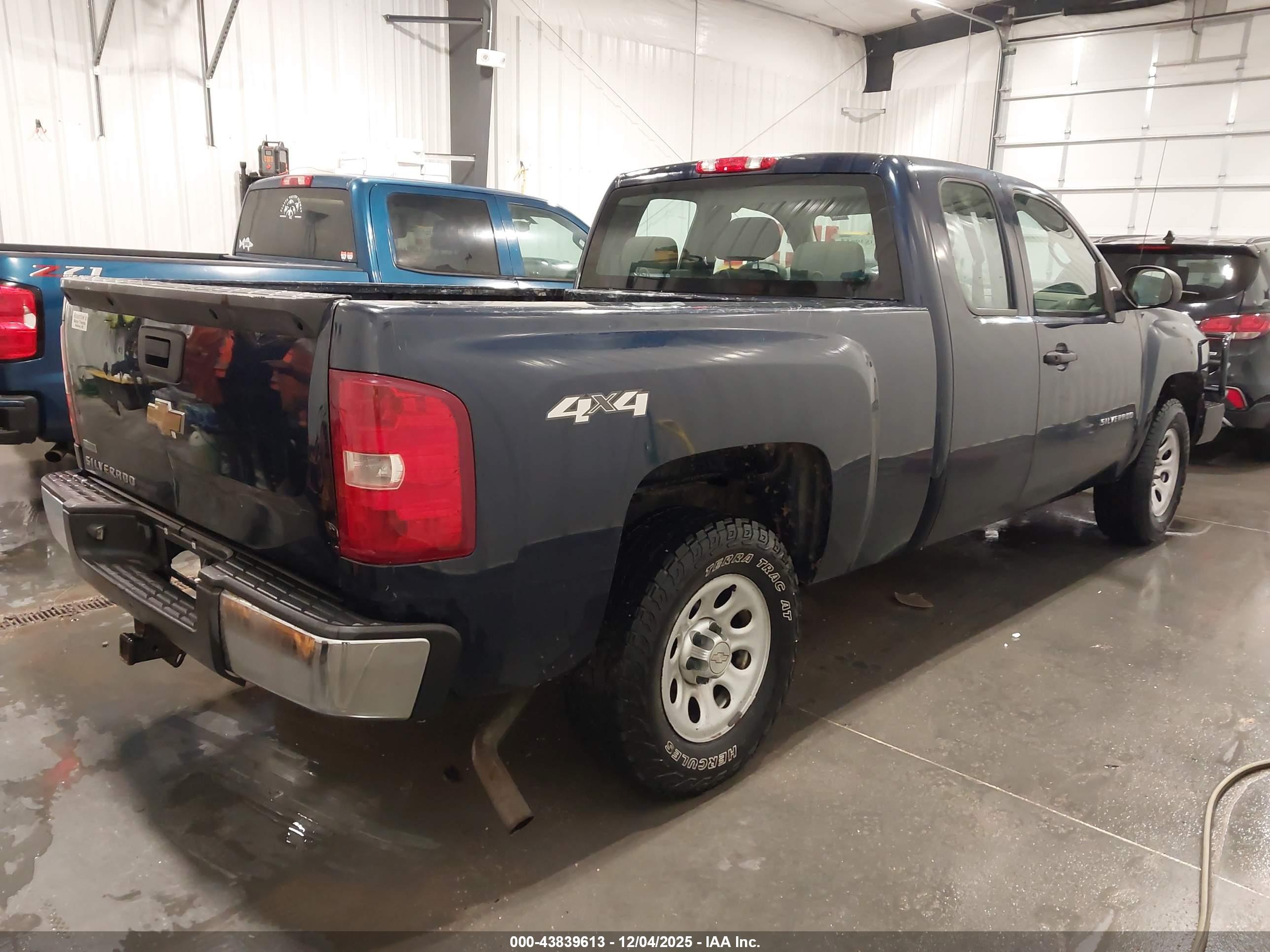 CHEVROLET SILVERADO image 4