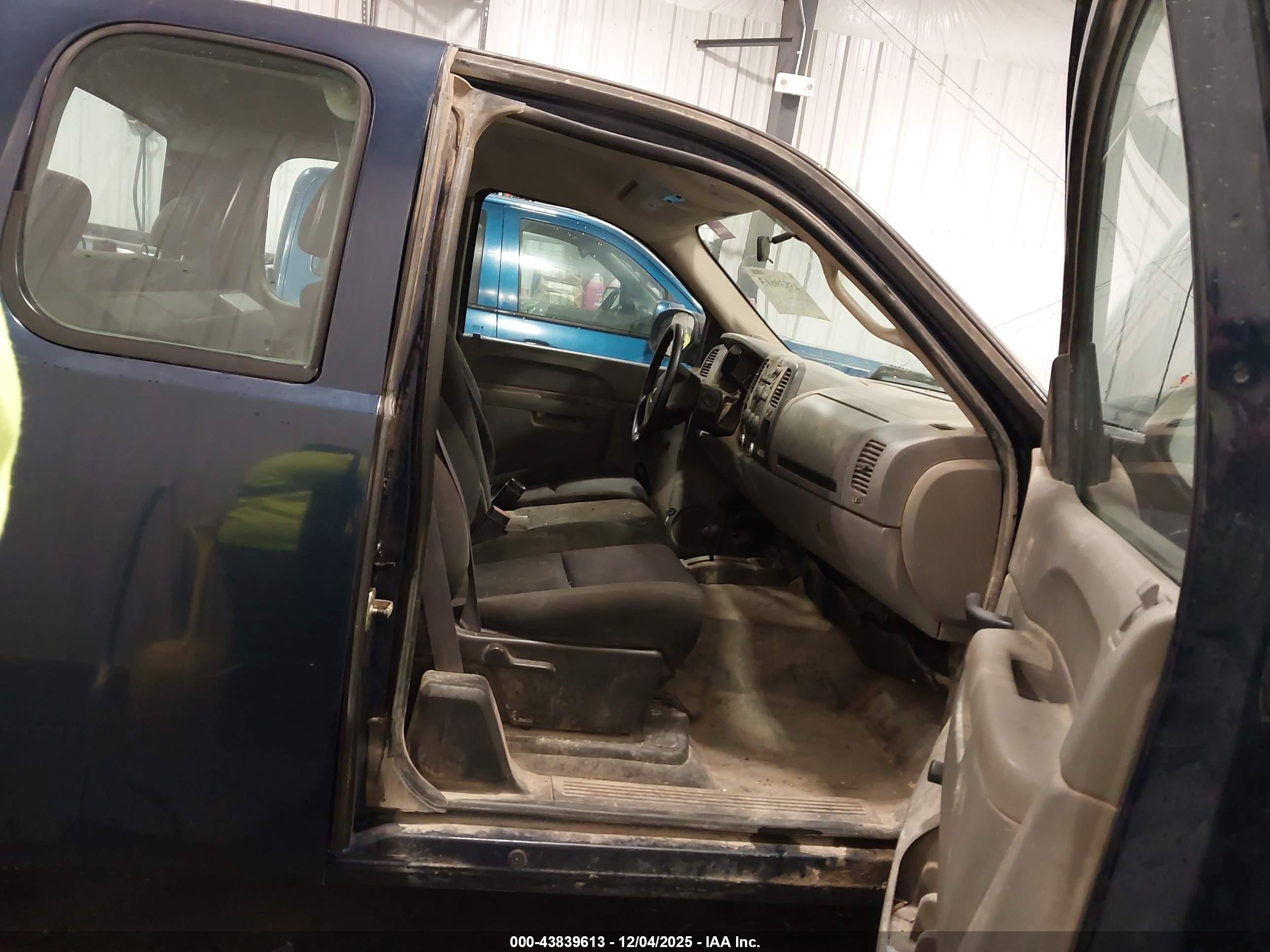 CHEVROLET SILVERADO image 5